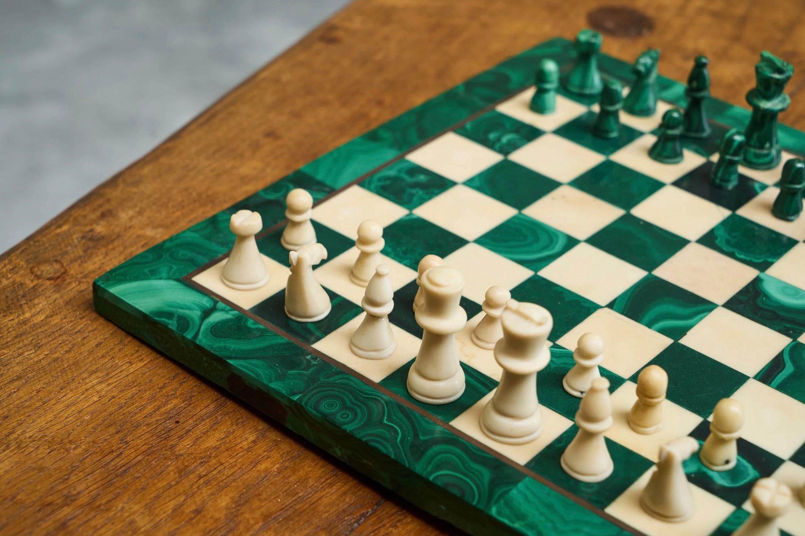 Mid Century Chess Set in Malachite and Brass 1960s For Sale 3