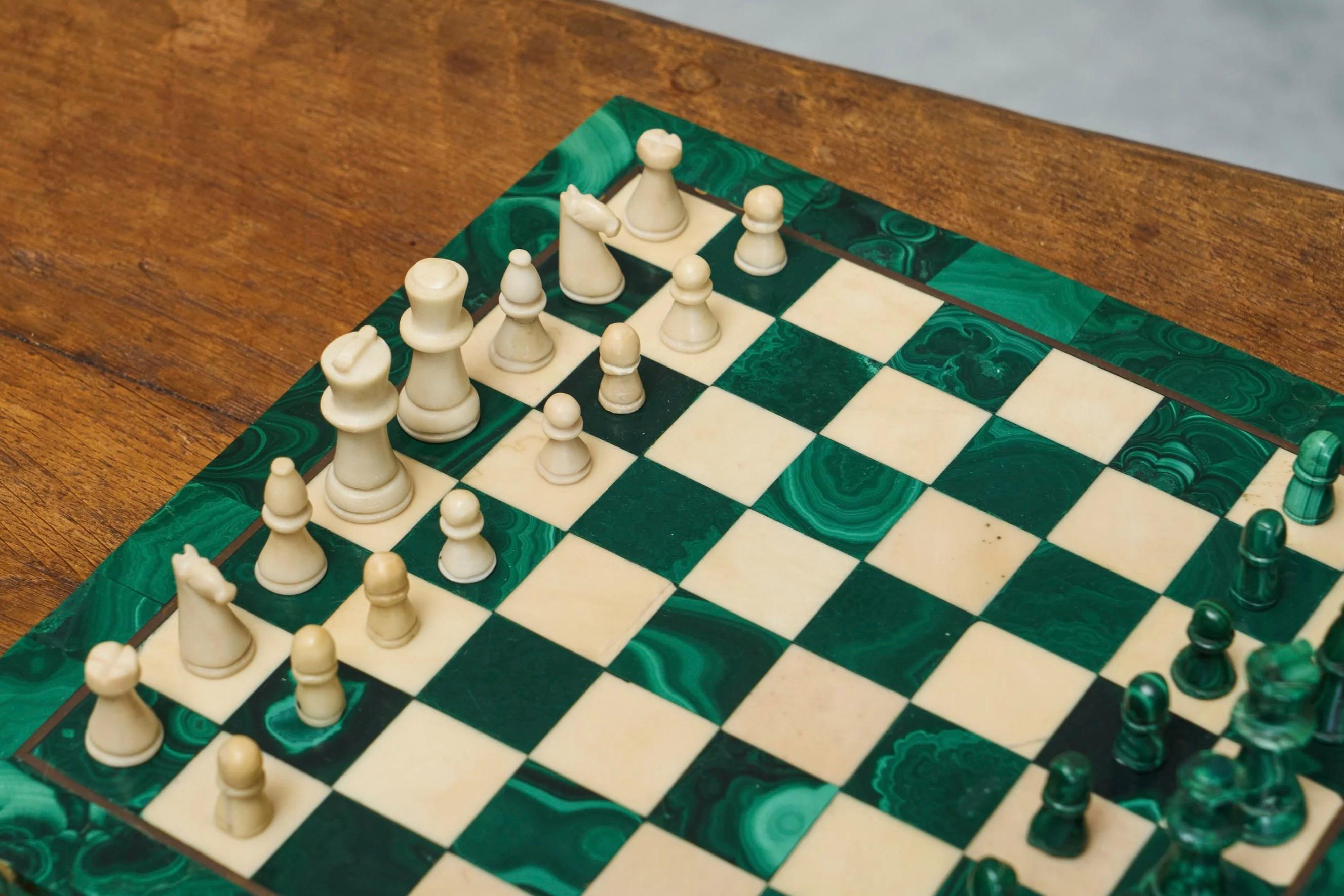 Mid Century Chess Set in Malachite and Brass 1960s For Sale 5