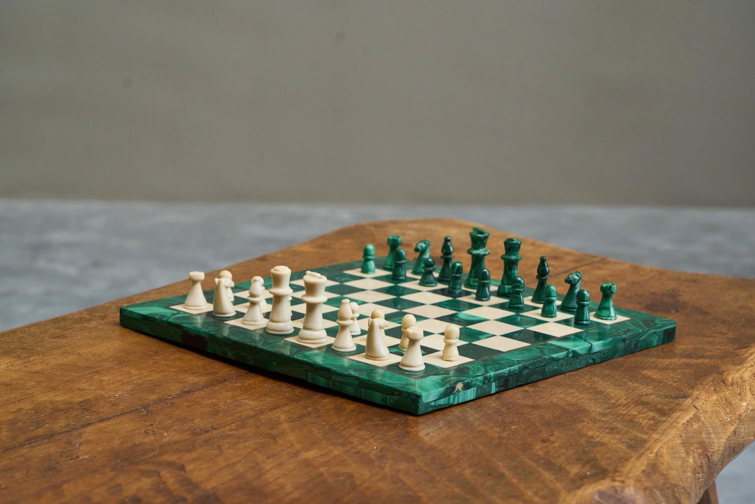 Mid Century Chess Set in Malachite and Brass 1960s In Good Condition For Sale In Meer, VAN
