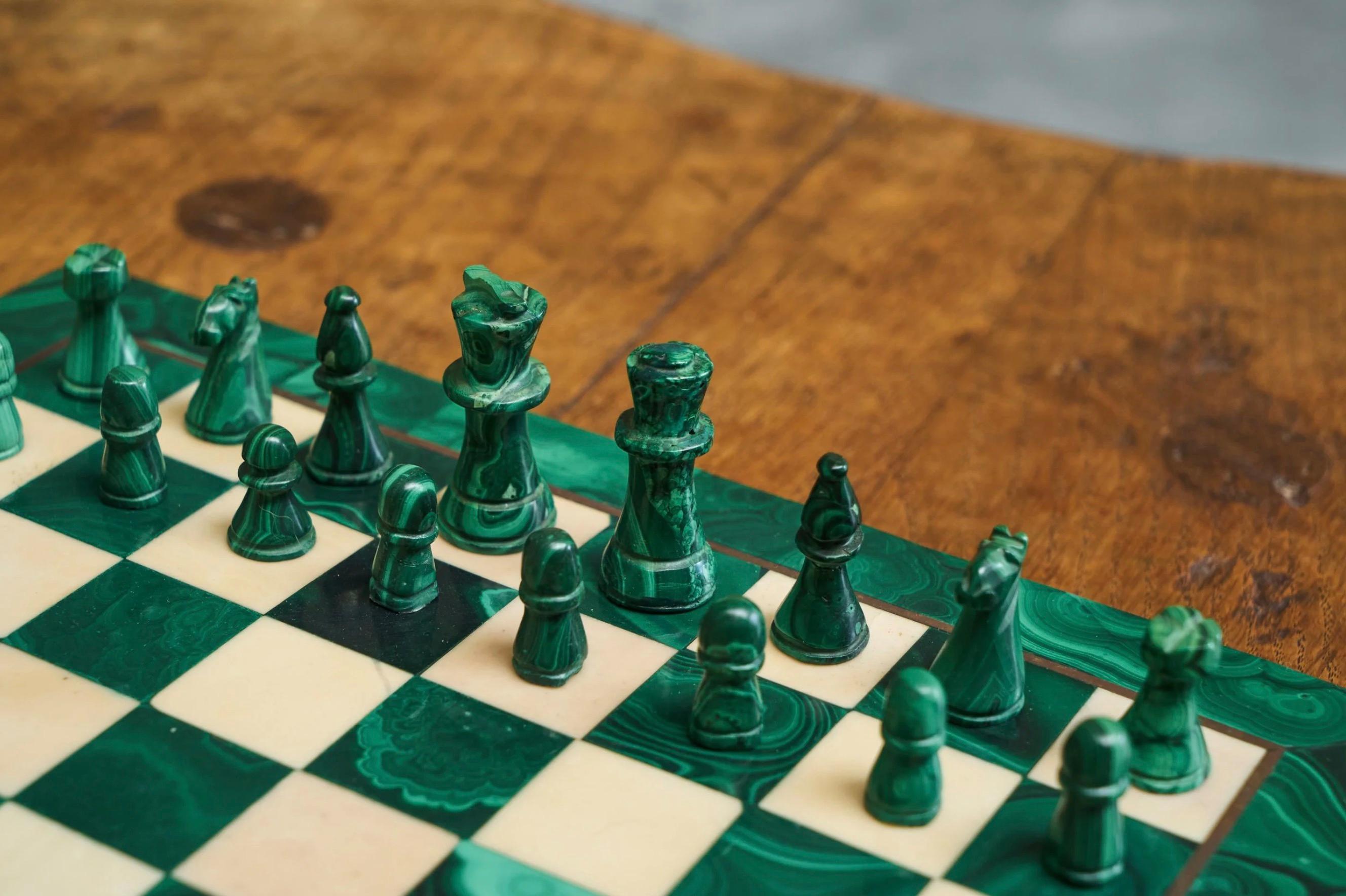 20th Century Mid Century Chess Set in Malachite and Brass 1960s For Sale