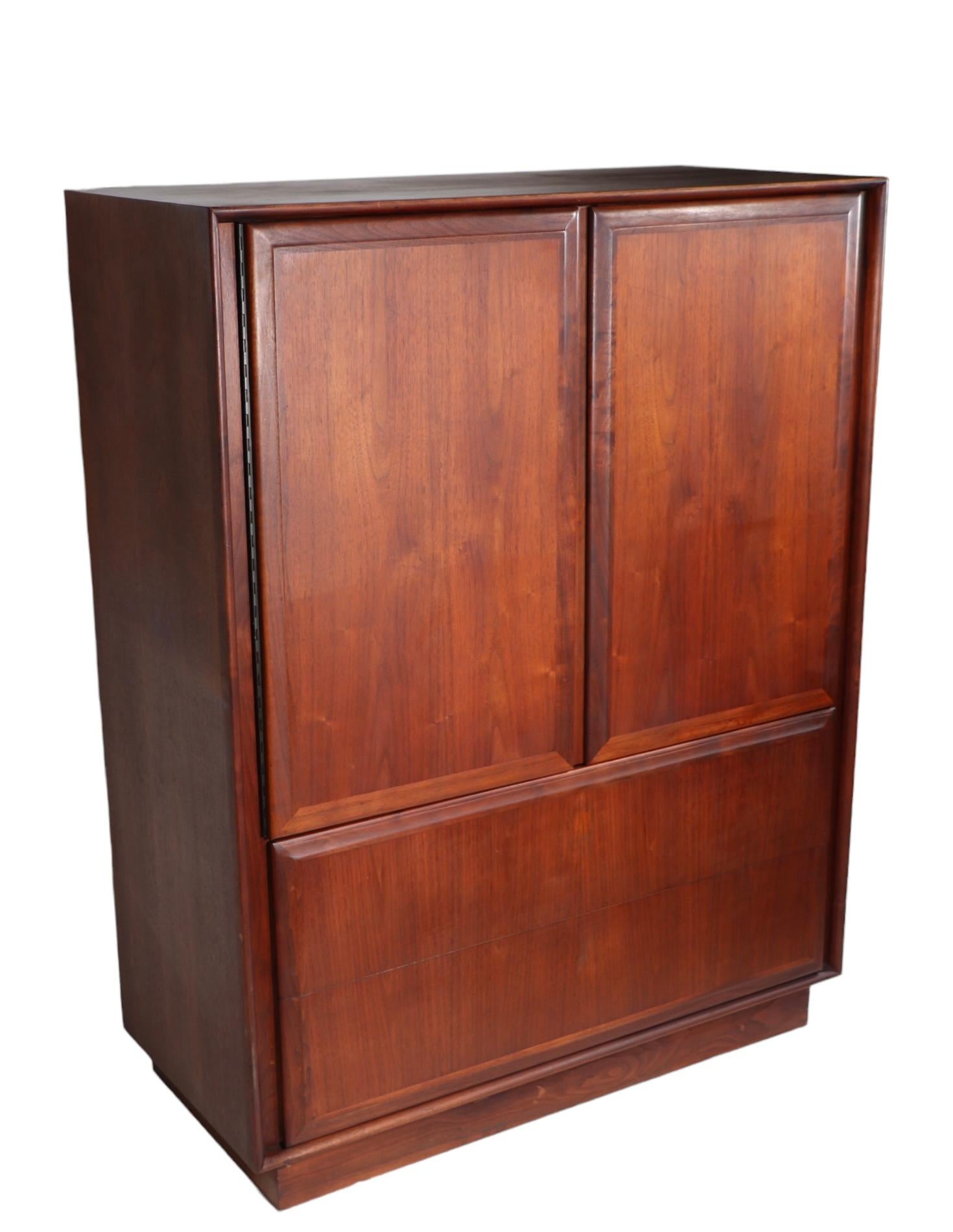 Great two door over two drawer chifforobe dresser, made by Dillingham, design possibly Milo Baughman, or Merton Gershun, circa 1960/1970's.
 The chest features an upper section, with two doors, that open to reveal four black front interior drawers,