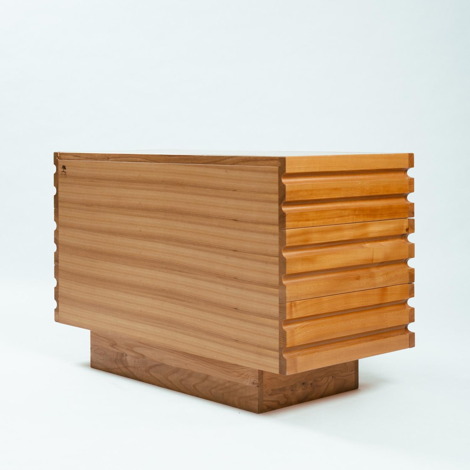 Mid-Century Chest of Drawers by Maison Regain, sculptural elmwood,  1970s France In Good Condition For Sale In Zevenaar, NL