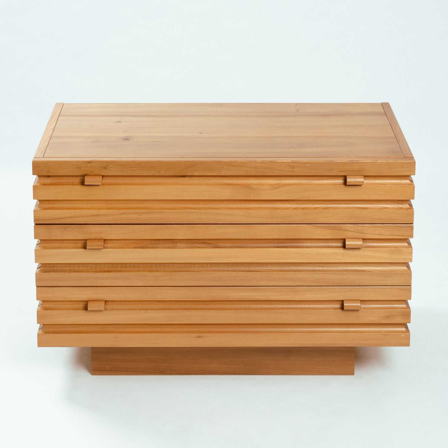 Elm Mid-Century Chest of Drawers by Maison Regain, sculptural elmwood,  1970s France For Sale