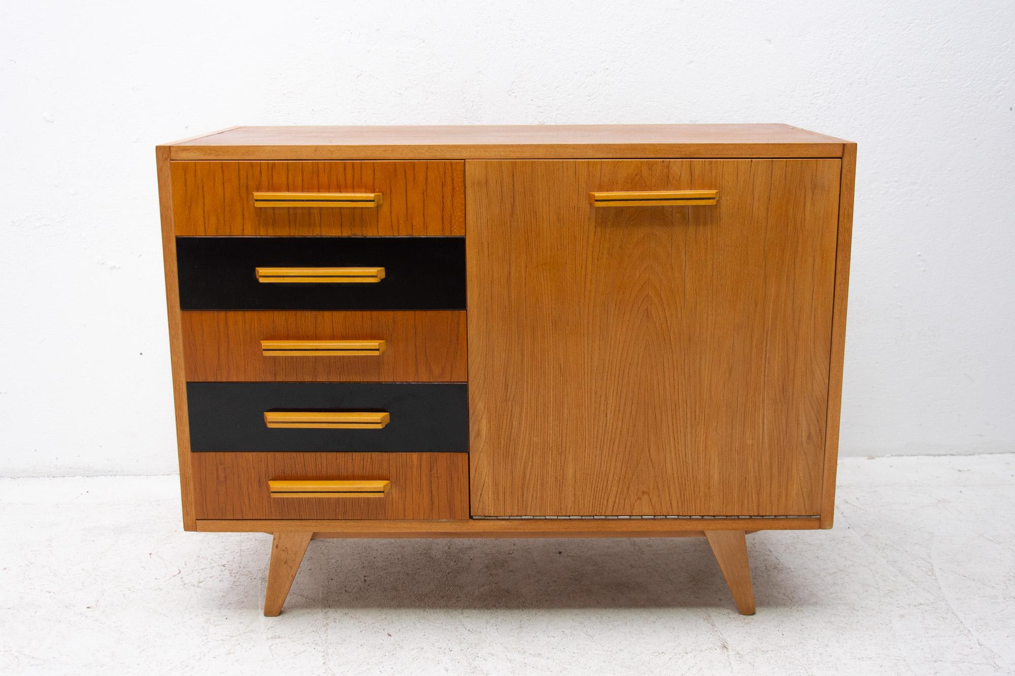 Midcentury chest of drawers, made in the former Czechoslovakia in the 1960s. This model is associated with the world-famous EXPO 58 in Brussels. It´s made of beechwood and plywood. The chest is in very good condition, fully restored.
Lenght: 95