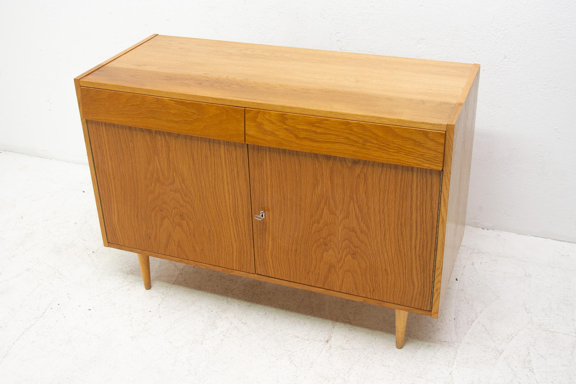 Midcentury Chest of Drawers, Czechoslovakia, 1960s In Good Condition In Prague 8, CZ