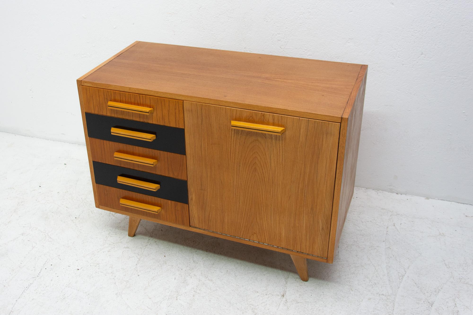 Midcentury Chest of Drawers, Czechoslovakia, 1960s In Good Condition In Prague 8, CZ