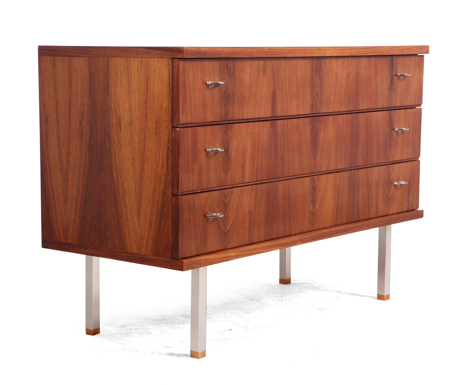 Midcentury chest of drawers
A French midcentury chest of three drawers with chromed steel finger hole drawer pulls aluminum legs with copper feet tips

Age: 1960

Style: Mid-Century Modern

Material: Rosewood

Origin : France

Condition: