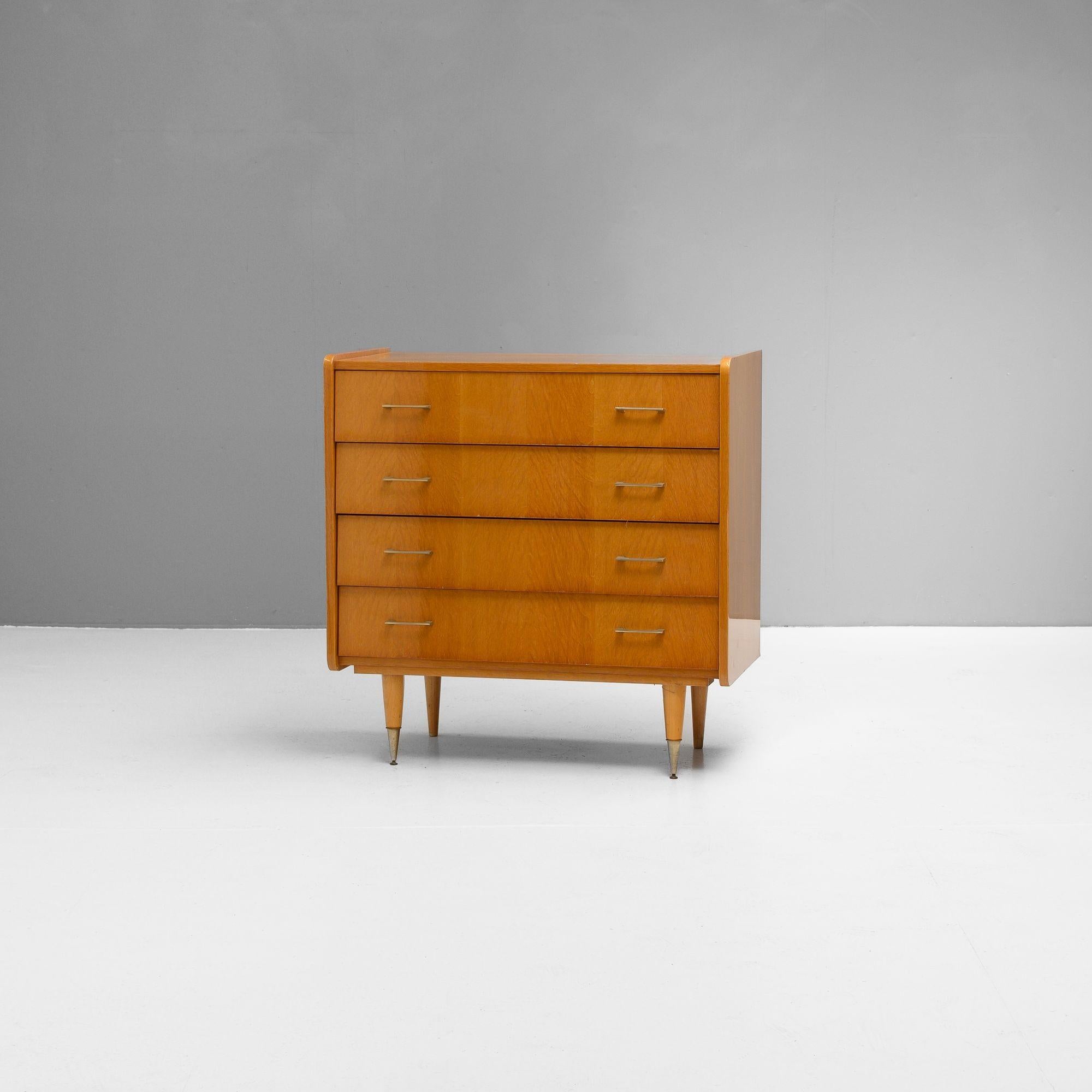 Cassettiera francese di metà secolo con cassetti a cascata e maniglie in ottone.
Circa 1960.
H. H. 91,5 cm x L. 90 cm x P. 44 cm
Contattaci per un preventivo di spedizione accurato.
