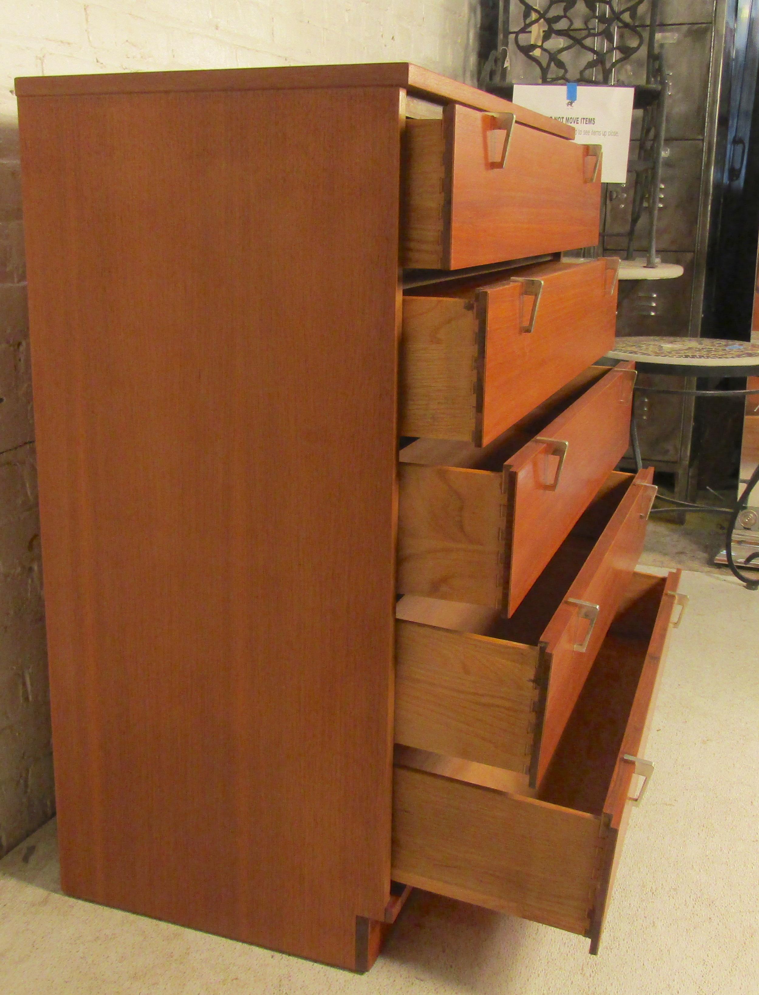 Midcentury Chest of Drawers In Good Condition For Sale In Brooklyn, NY