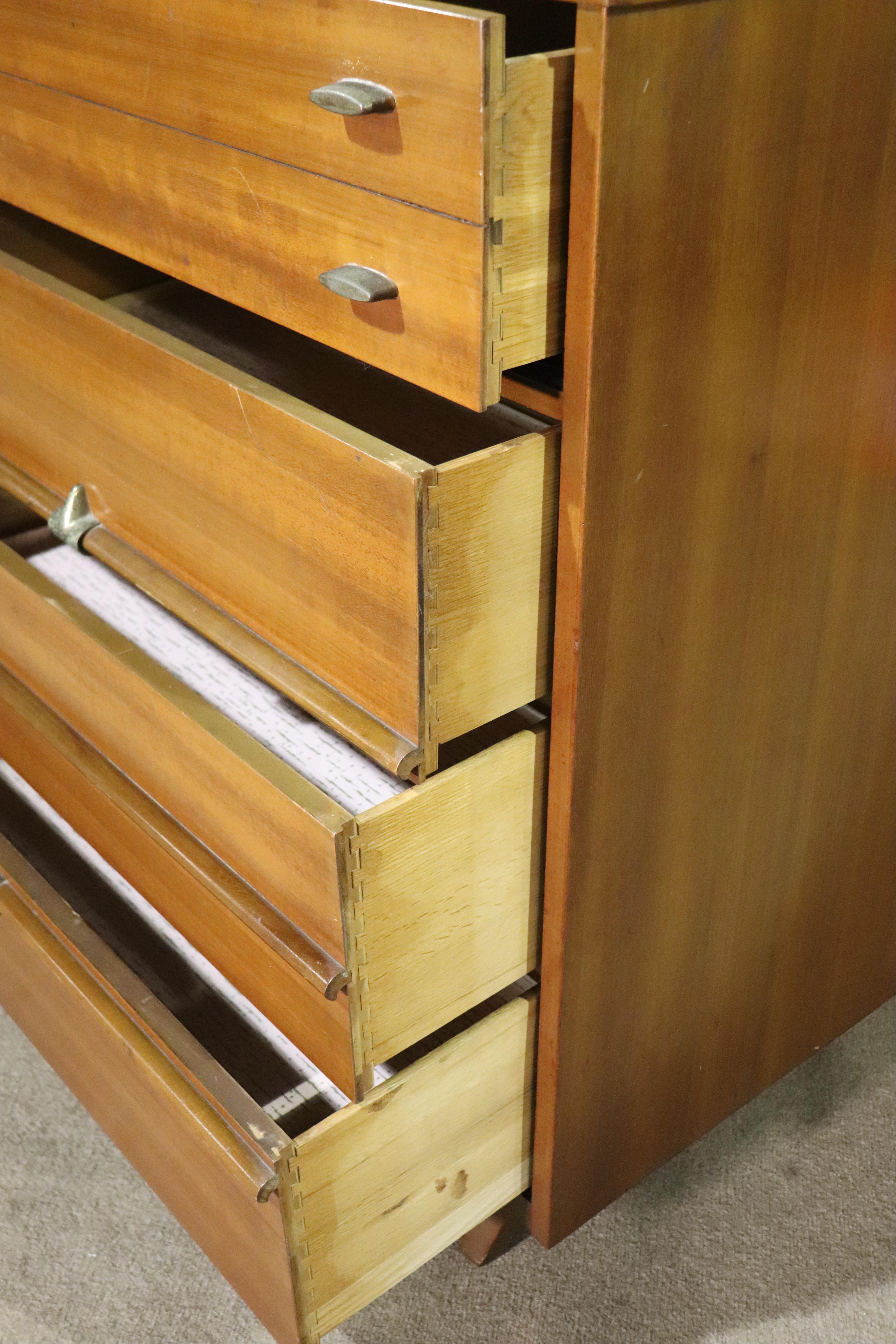 Mid-Century Chest of Drawers In Good Condition For Sale In Brooklyn, NY