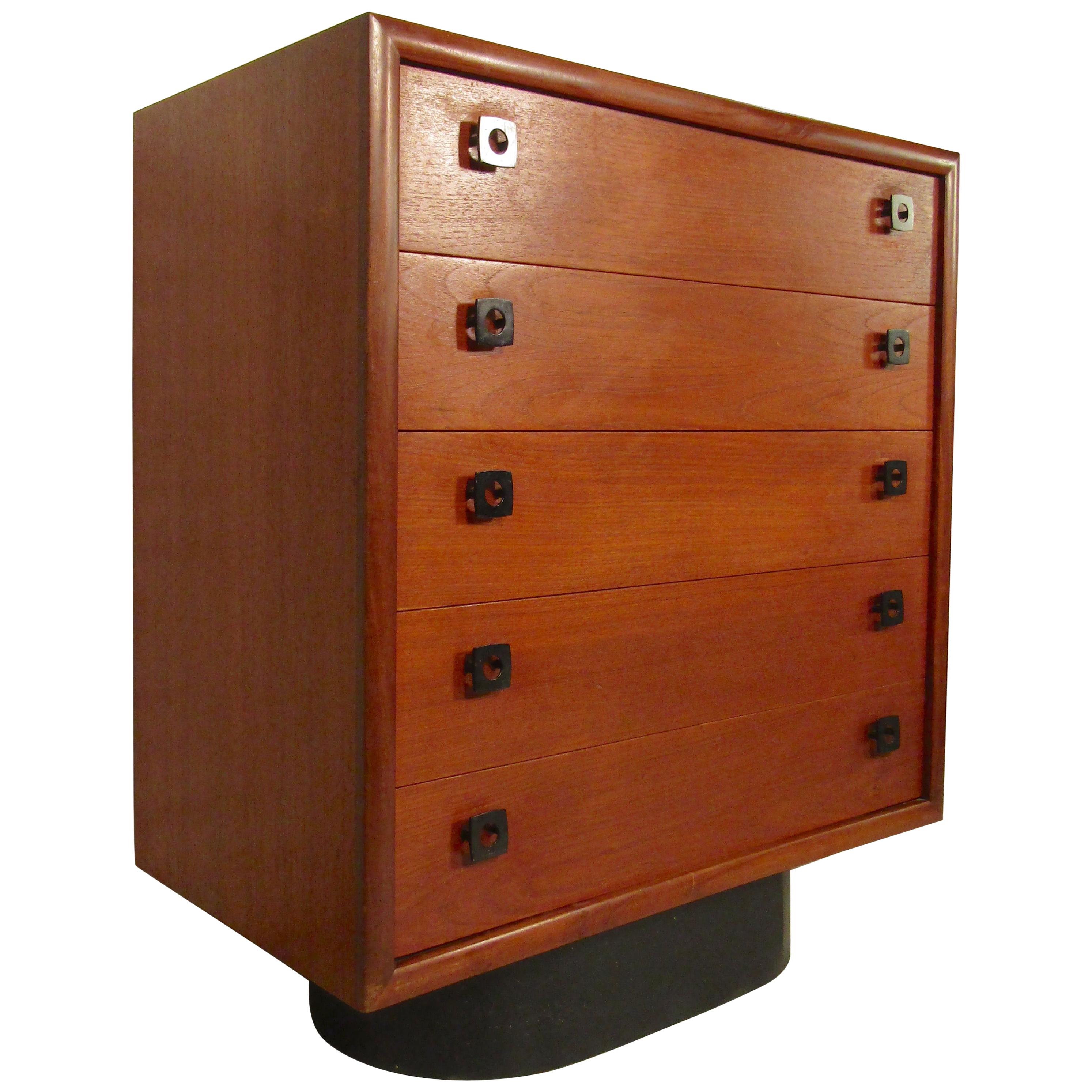 Midcentury Chest of Drawers For Sale at 1stDibs