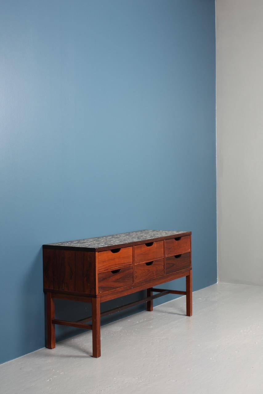 Cassettiera in palissandro decorata con piastrelle di Royal Copenhagen. Disegnato da Severin Hansen e realizzato da Haslev Furniture, Danimarca. Ottime condizioni originali, circa 1960.
