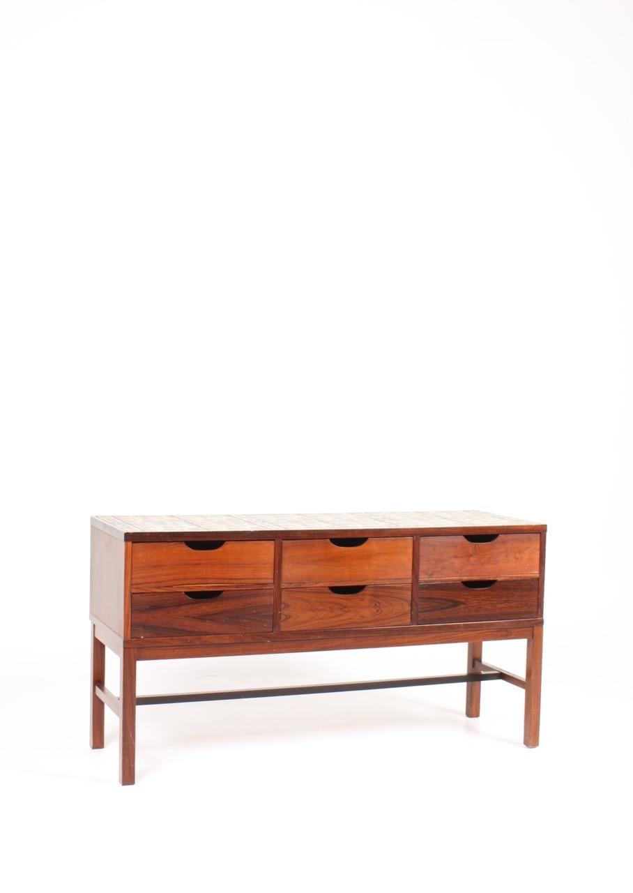 Scandinavo moderno Cassettiera Midcentury in legno di palissandro con piano in piastrelle di Royal Copenhagen in vendita