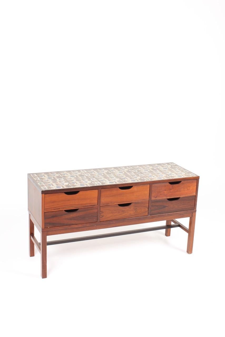 Cassettiera Midcentury in legno di palissandro con piano in piastrelle di Royal Copenhagen In condizioni buone in vendita a Lejre, DK