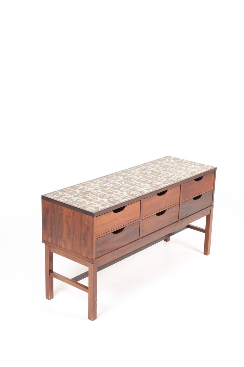 Metà XX secolo Cassettiera Midcentury in legno di palissandro con piano in piastrelle di Royal Copenhagen in vendita