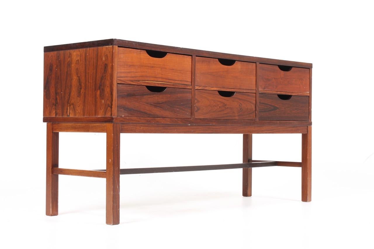 Cassettiera Midcentury in legno di palissandro con piano in piastrelle di Royal Copenhagen in vendita 1