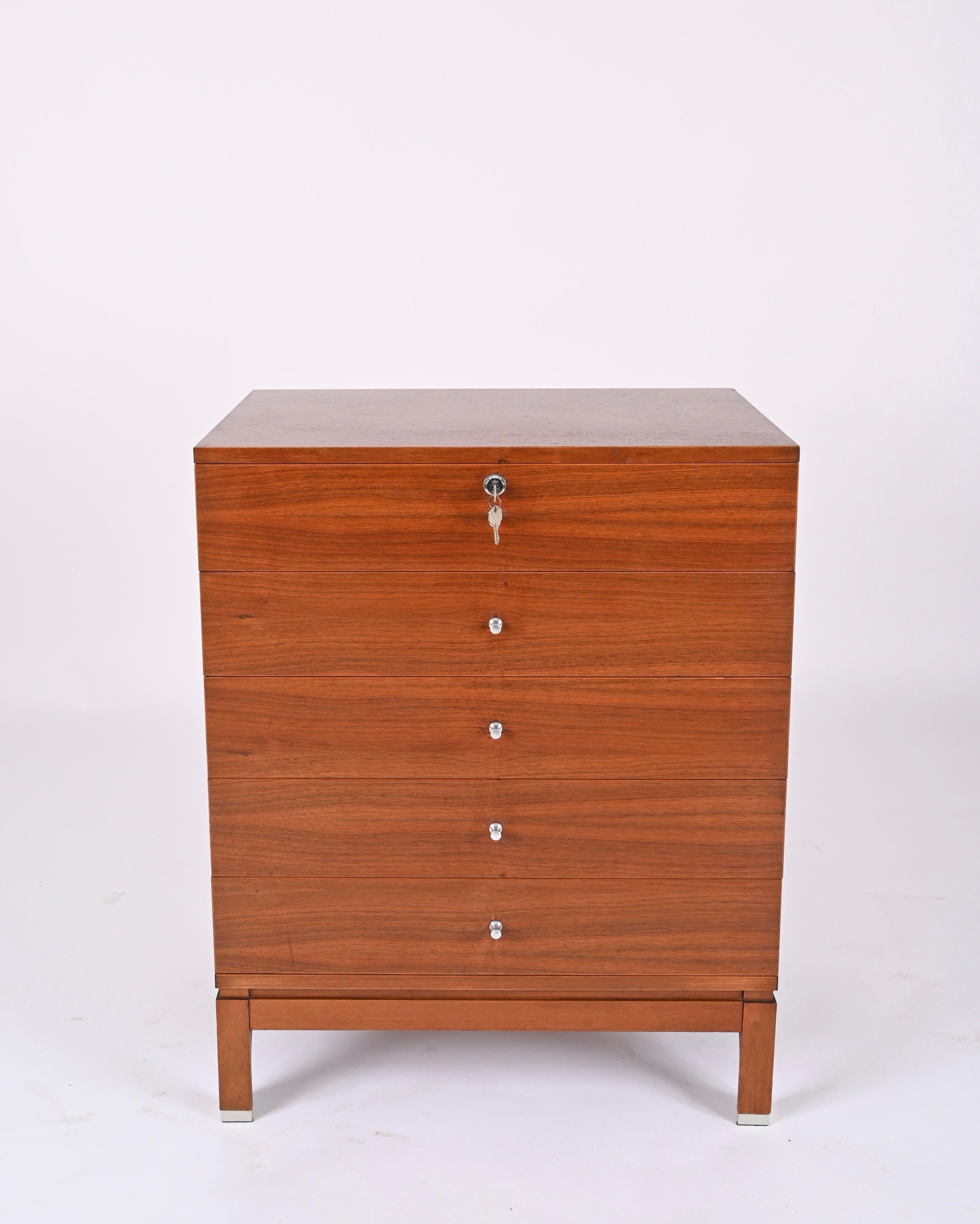 Wonderful midcentury five-drawers dresser. This minimal chest of drawers was designed by Ico Parisi and produced by Mim Roma. Made in walnut wood with wonderful wood grain and metal finishes that give contrast to the whole piece. The legs have an