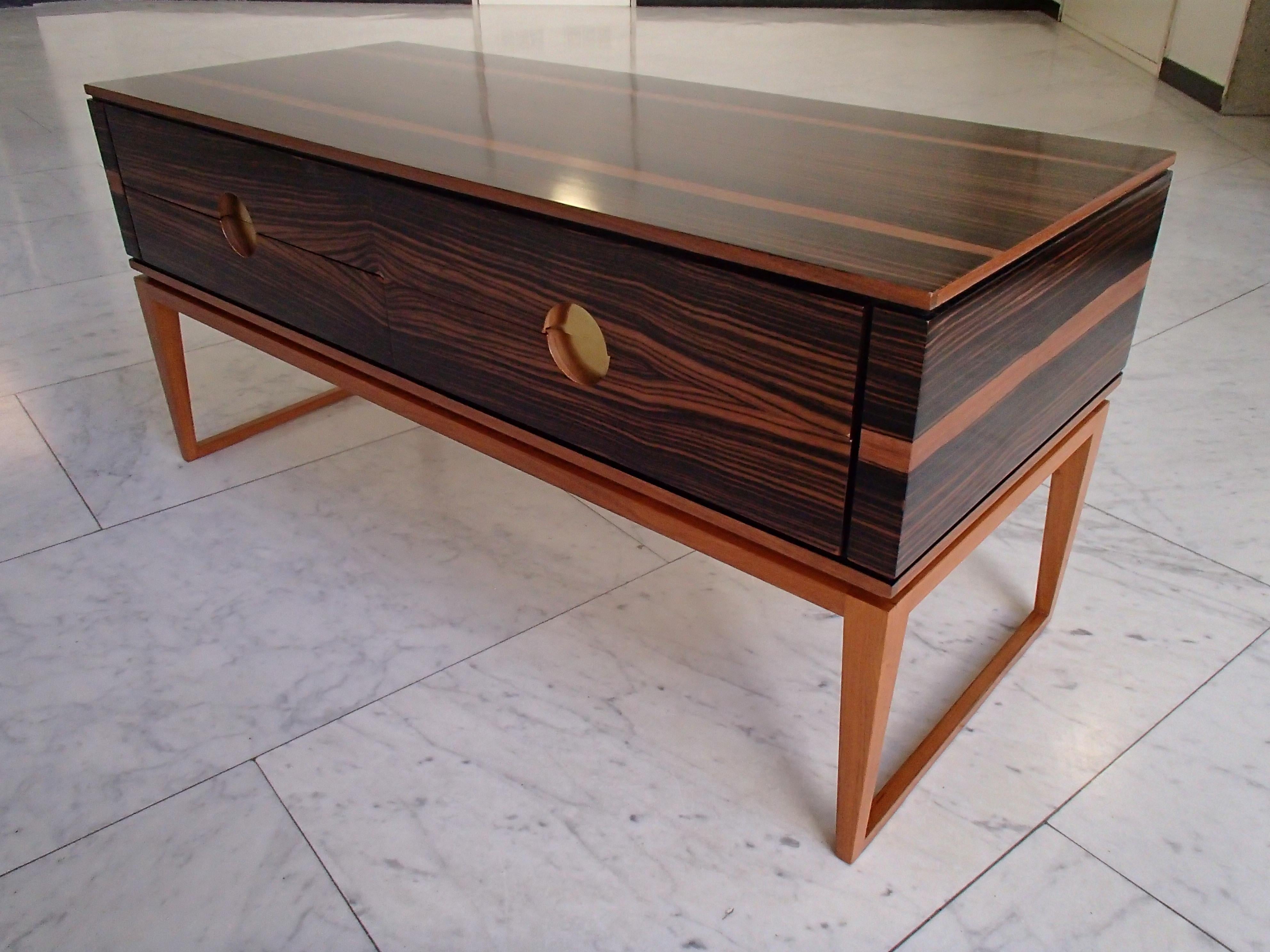 Français Commode ou table basse du milieu du siècle dernier en ébène de Macassar avec poignées en laiton en vente