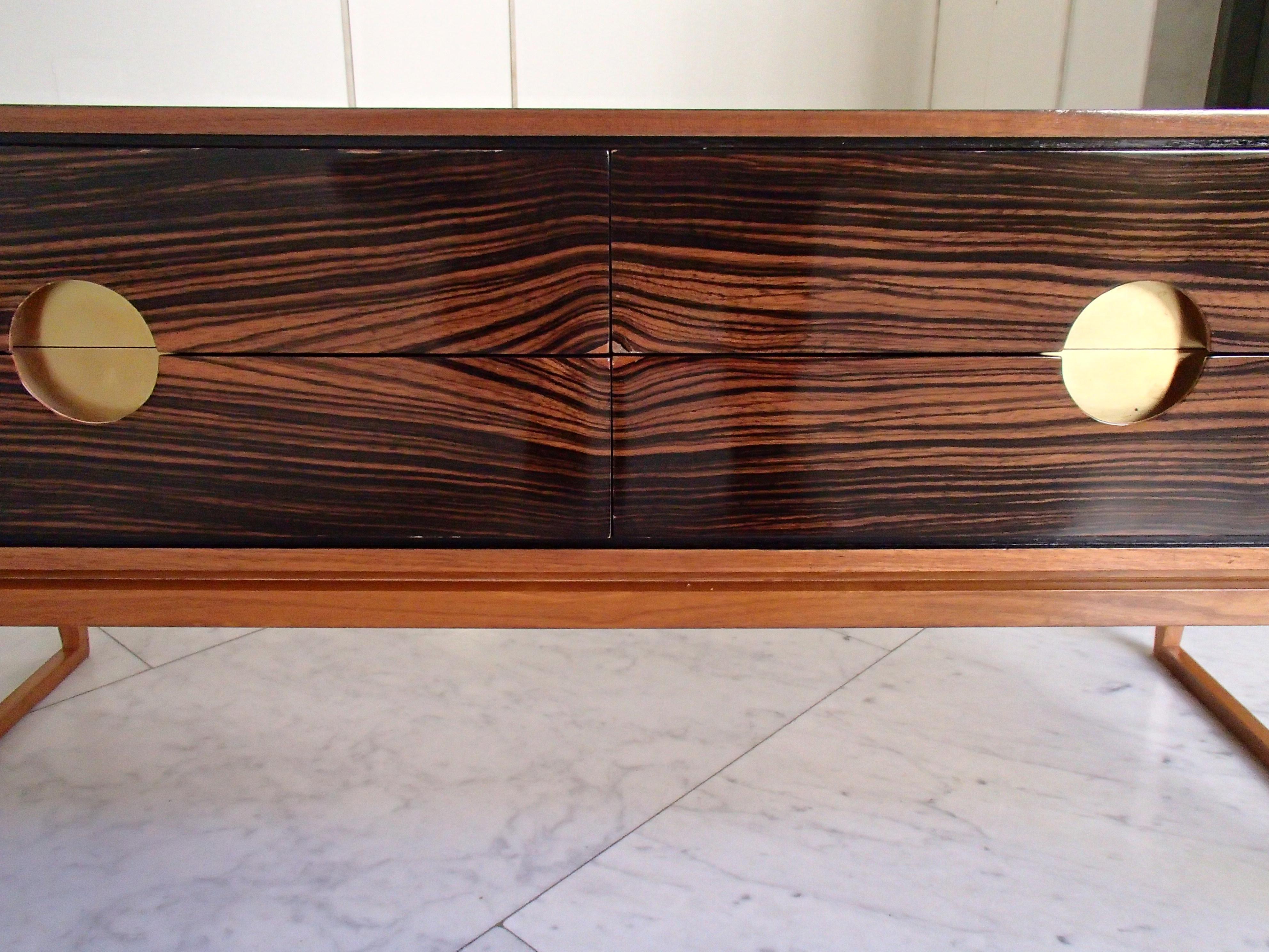 Commode ou table basse du milieu du siècle dernier en ébène de Macassar avec poignées en laiton Bon état - En vente à Schöfflisdorf, CH