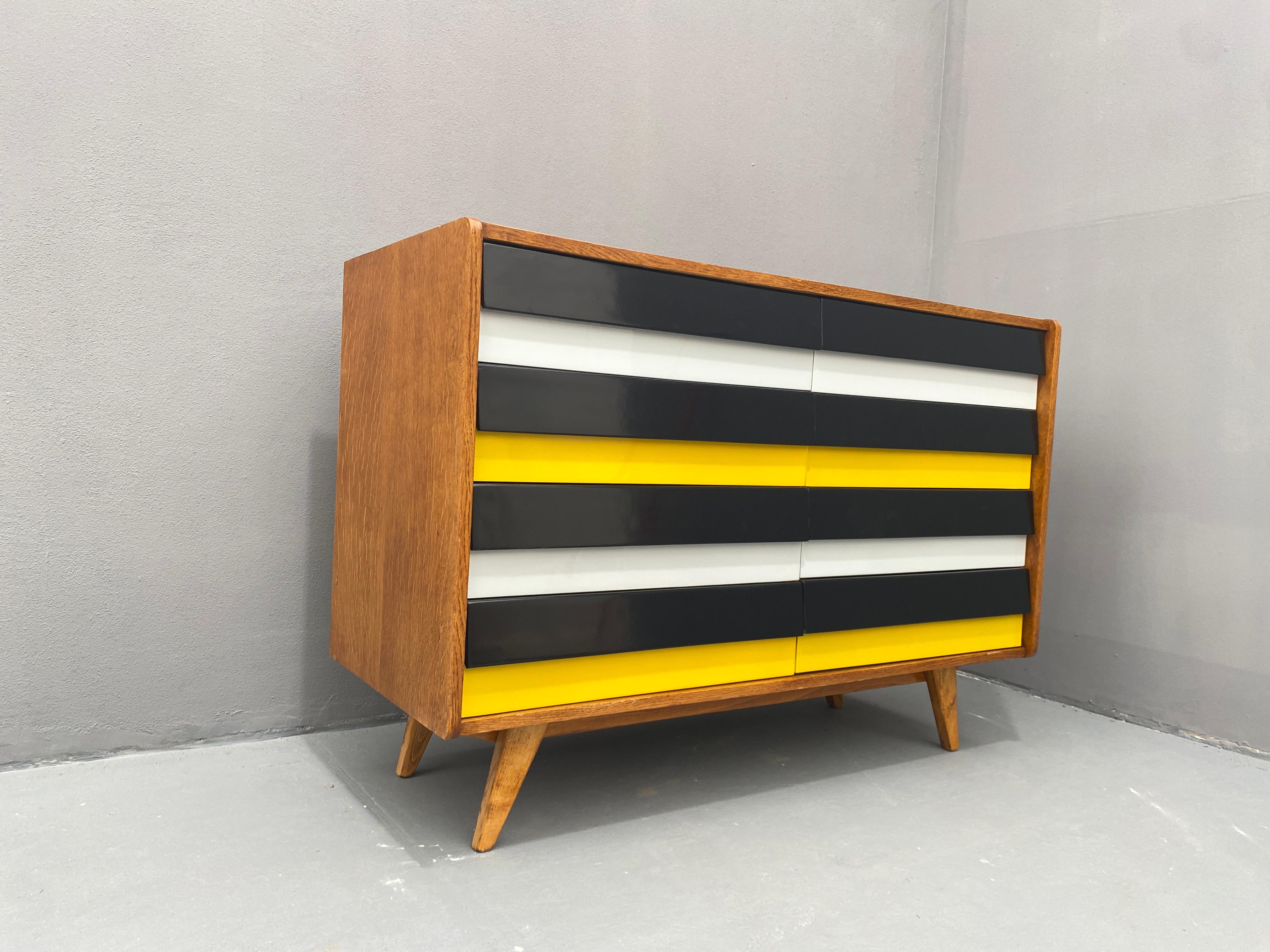 Legno Cassettiera di metà secolo U-453 di Jiri Jiroutek, Cecoslovacchia, 1960 in vendita