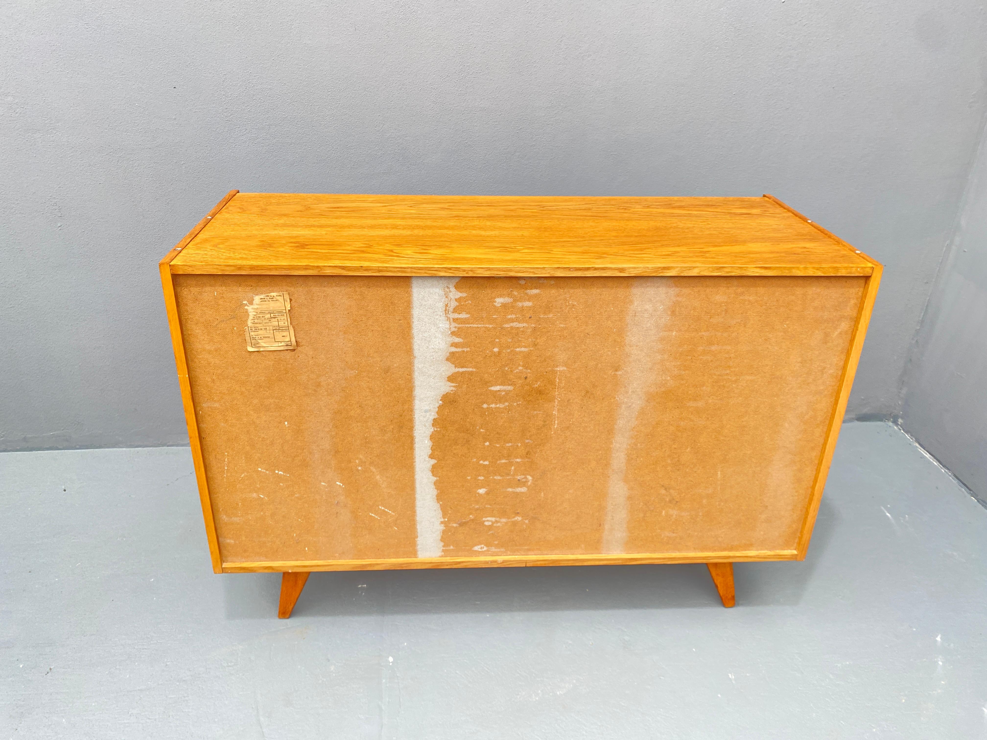 Cassettiera di metà secolo U-458 di Jiri Jiroutek, Cecoslovacchia, 1960 in vendita 7