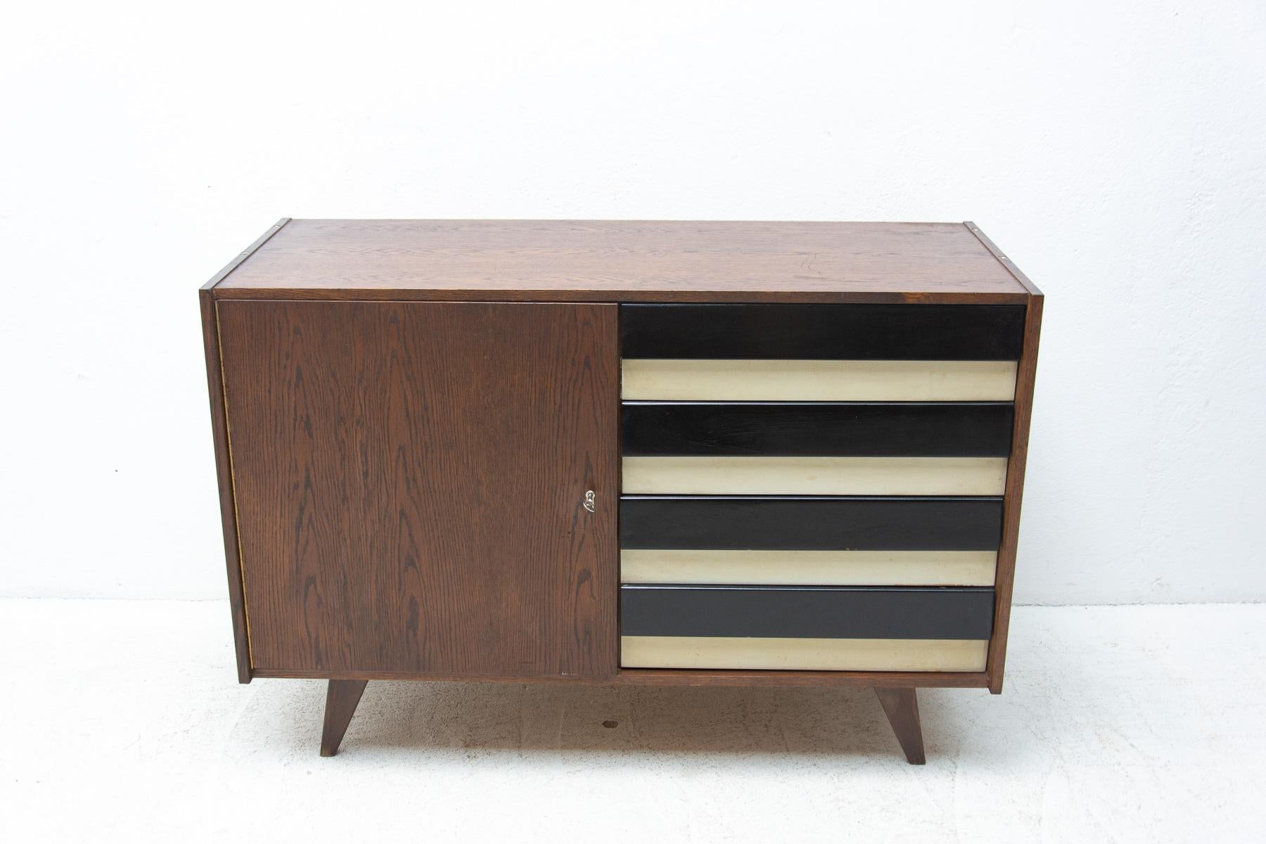 Cassettiera di metà secolo U-458 di Jiri Jiroutek, Cecoslovacchia, 1960 in vendita 11