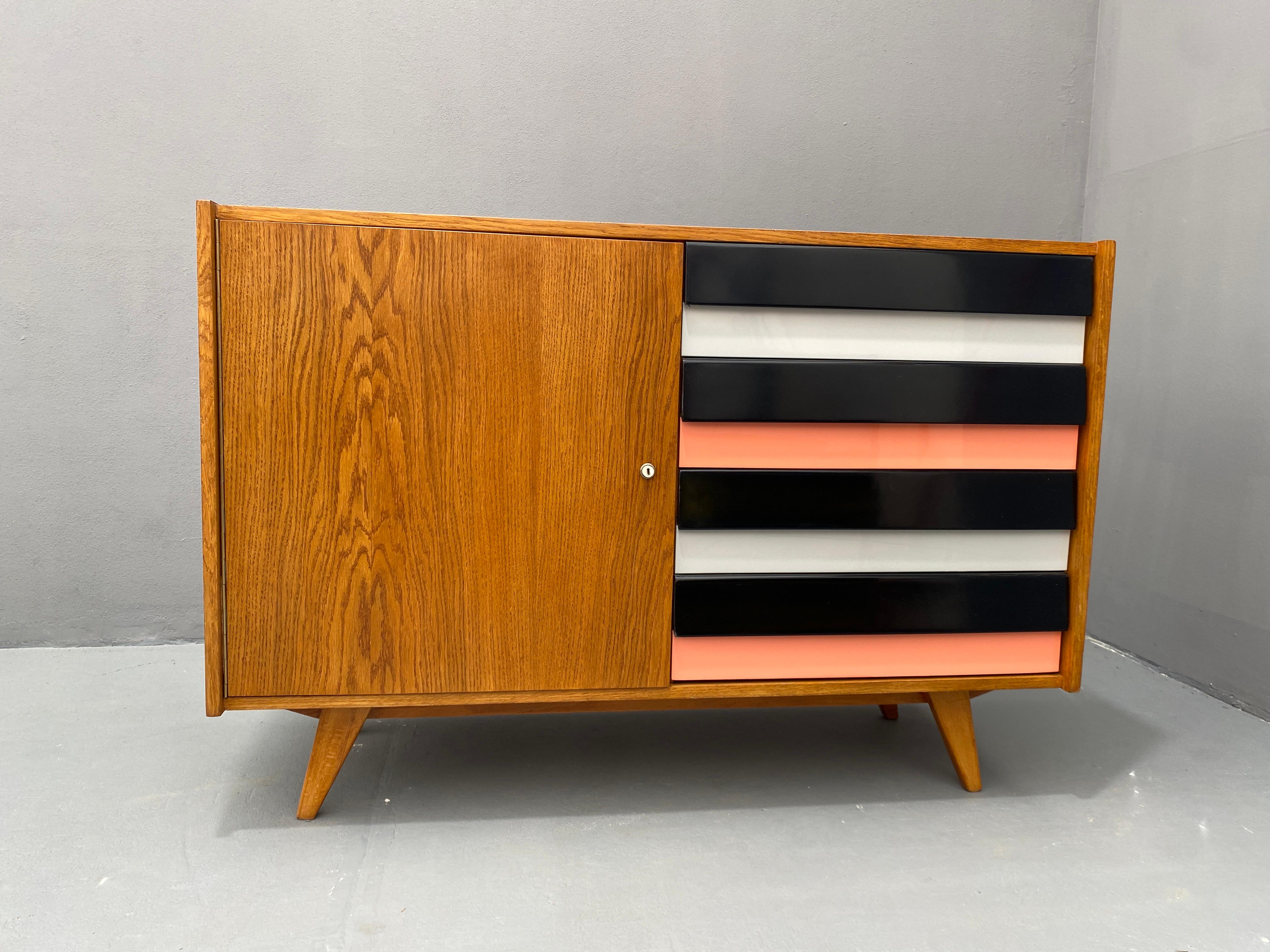 Cassettiera di metà secolo, modello No. U-458, disegnata da Jiri Jiroutek. È stato realizzato nel 1960 e prodotto da 