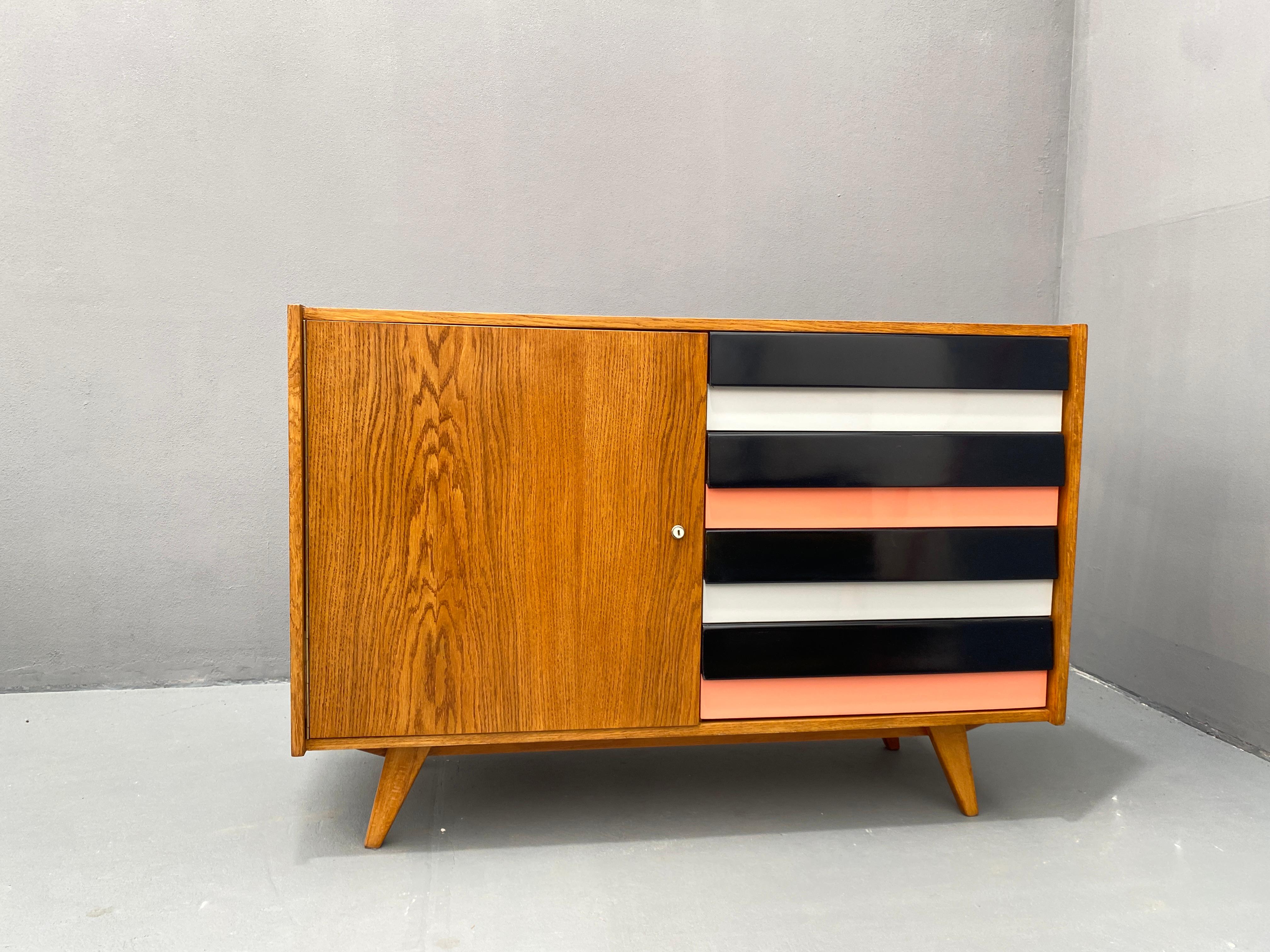 Mid-Century moderno Cassettiera di metà secolo U-458 di Jiri Jiroutek, Cecoslovacchia, 1960 in vendita