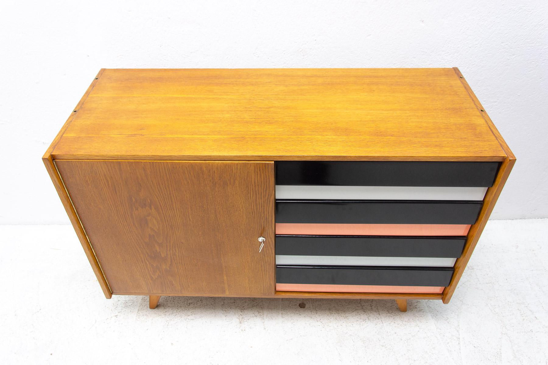 Mid Century Chest of Drawers U-458 by Jiri Jiroutek, Czechoslovakia, 1960's In Good Condition For Sale In Prague 8, CZ