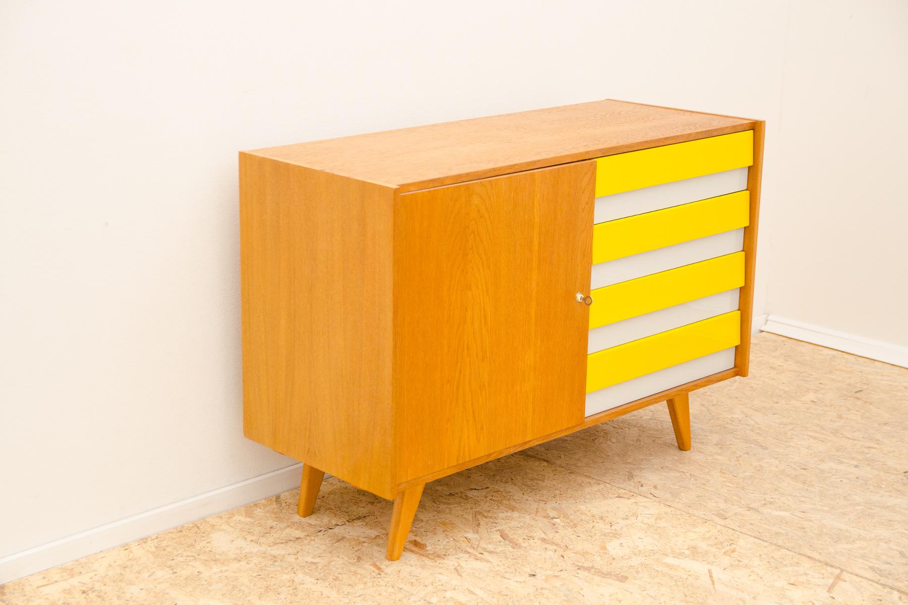 Mid century chest of drawers U-458 by Jiri Jiroutek, Czechoslovakia, 1960´s In Excellent Condition For Sale In Prague 8, CZ