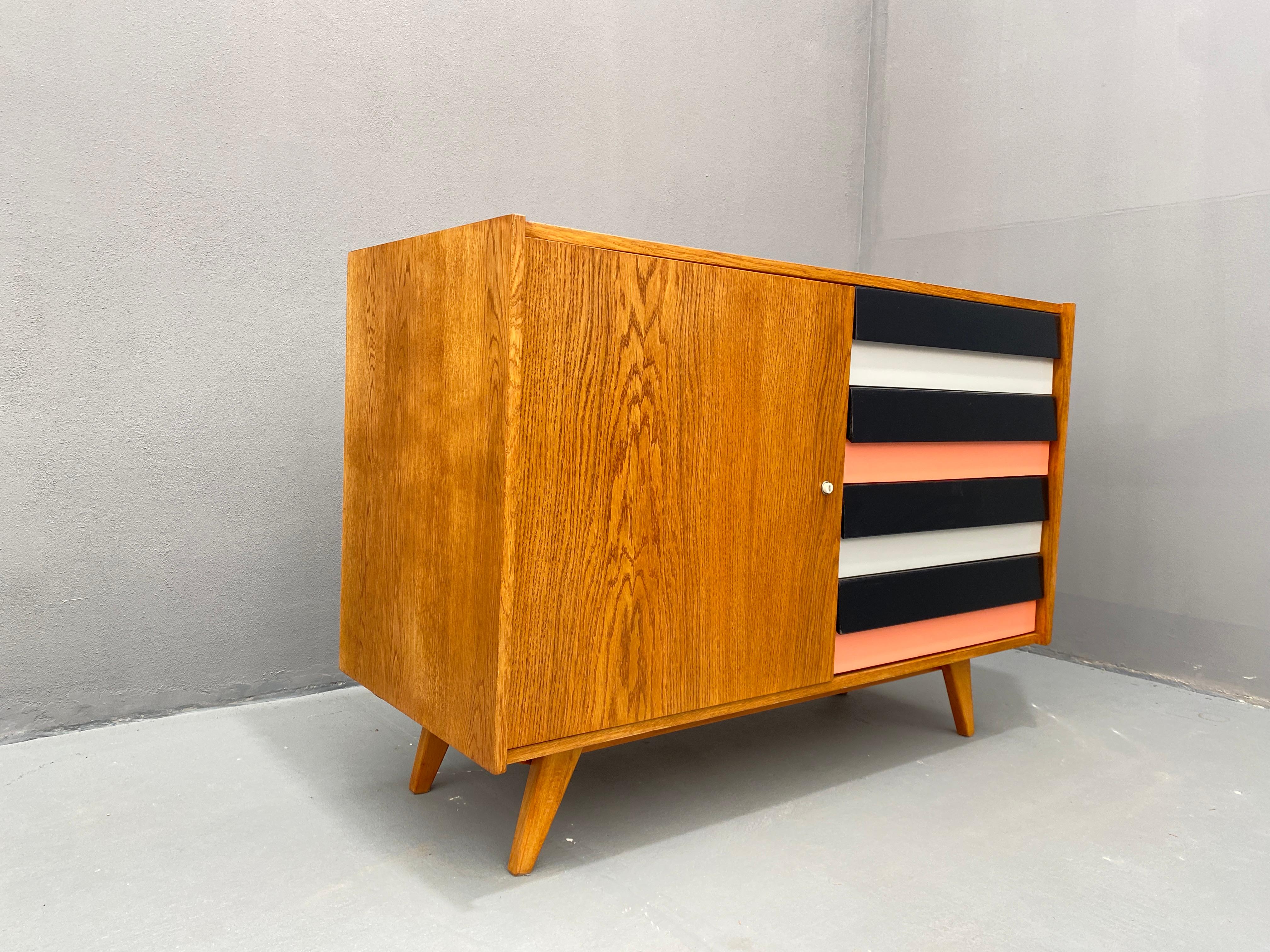 Cassettiera di metà secolo U-458 di Jiri Jiroutek, Cecoslovacchia, 1960 In condizioni ottime in vendita a Prague 8, CZ
