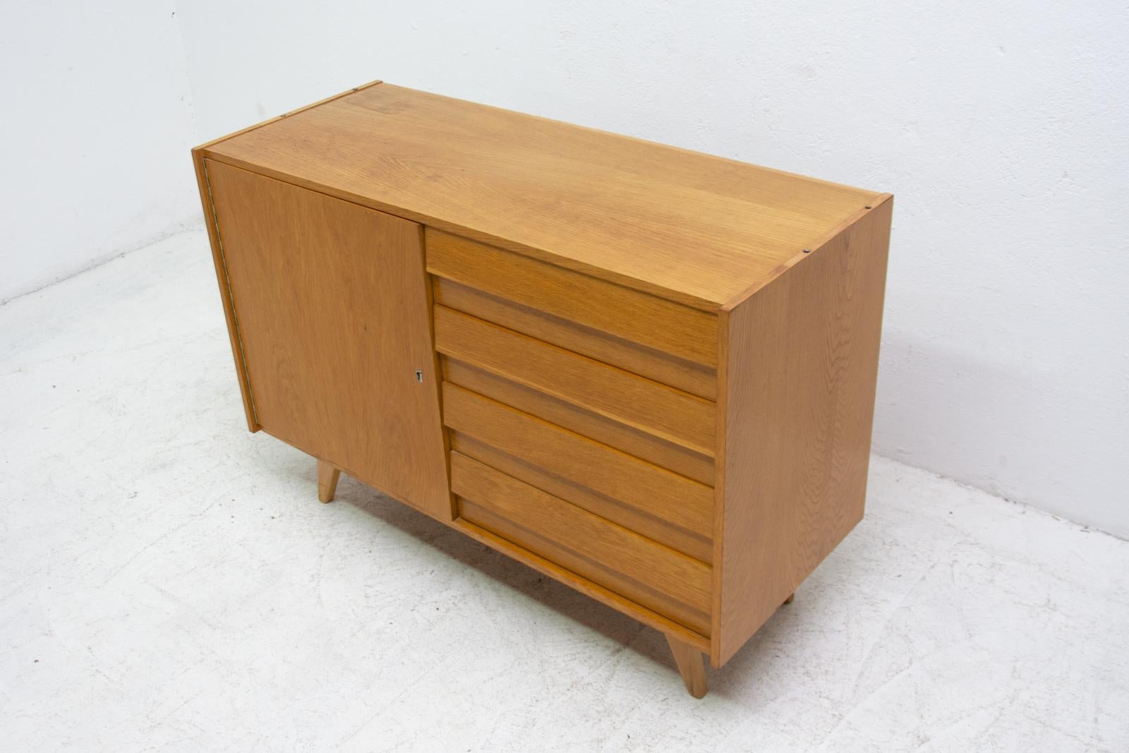 Midcentury Chest of Drawers U-458 by Jiri Jiroutek, Czechoslovakia, 1960s In Good Condition For Sale In Prague 8, CZ