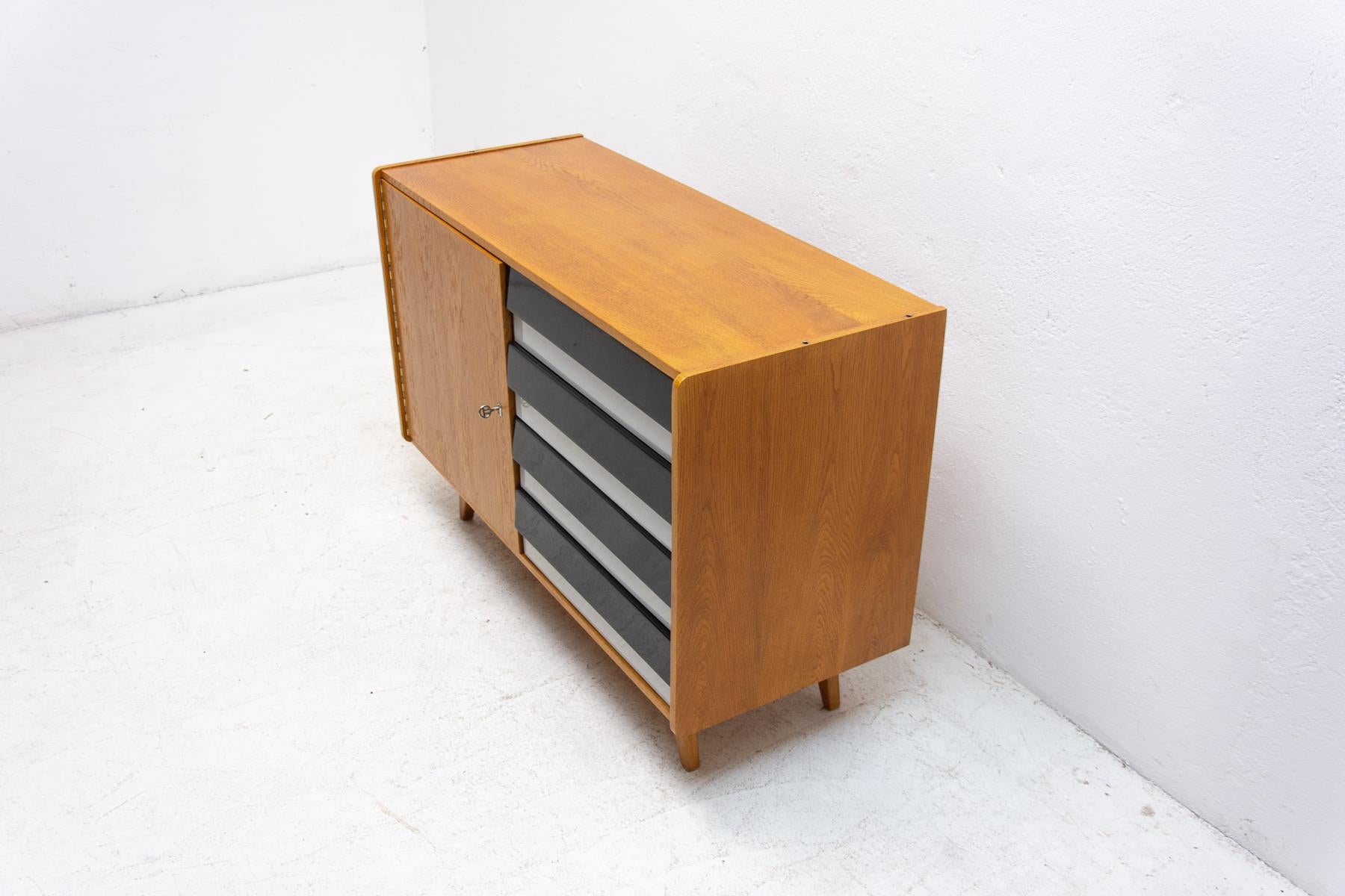 Legno Cassettiera del Medioevo U-458 di Jiri Jiroutek, Cecoslovacchia, anni '60 in vendita