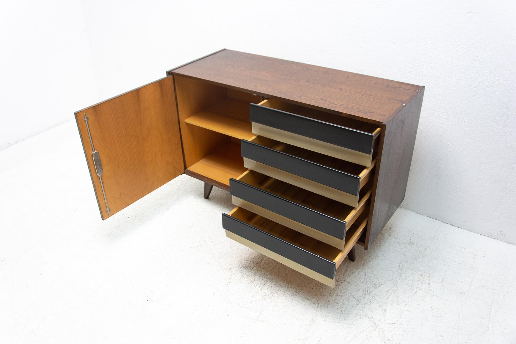Legno Cassettiera di metà secolo U-458 di Jiri Jiroutek, Cecoslovacchia, 1960 in vendita
