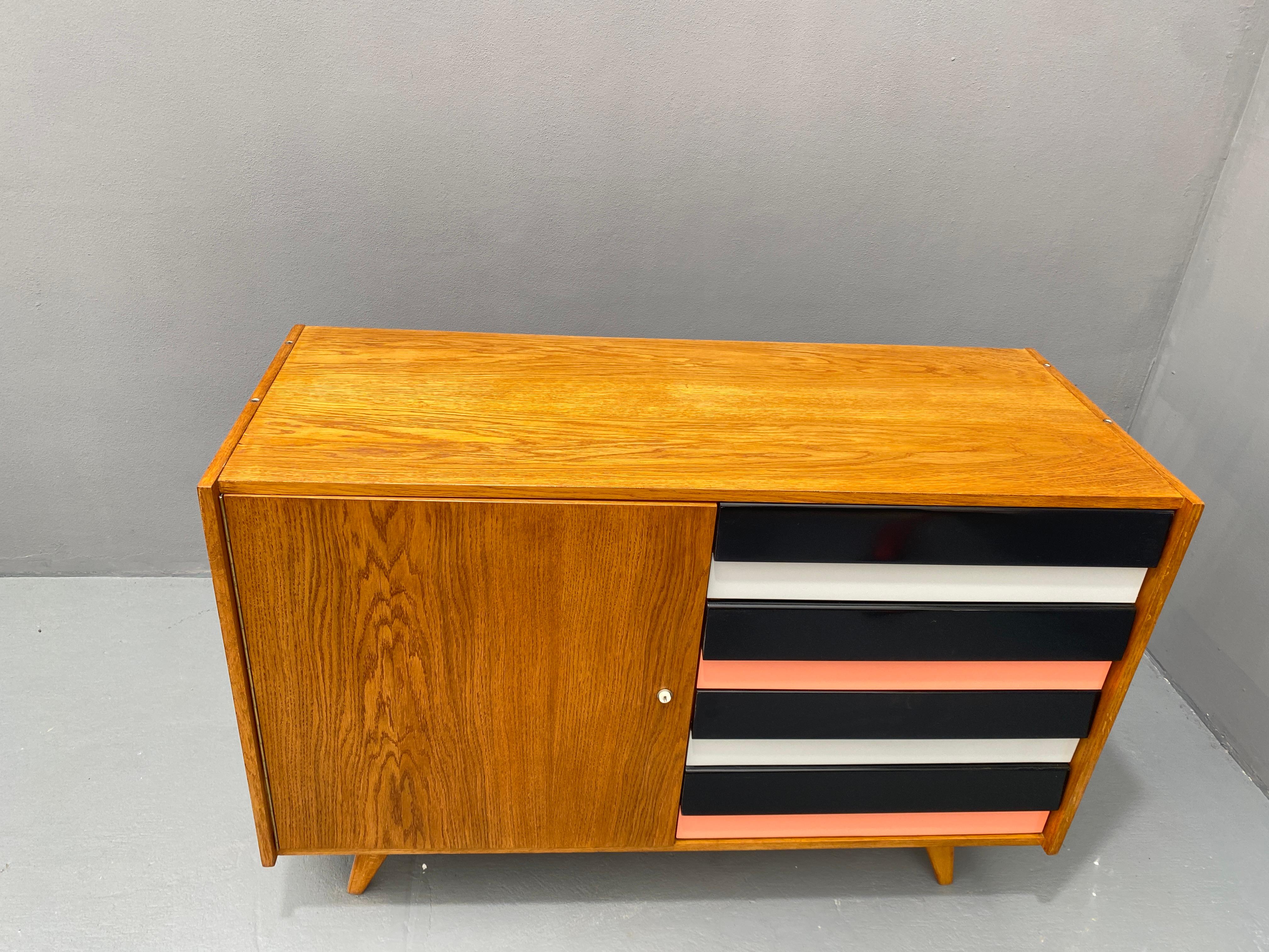 Legno Cassettiera di metà secolo U-458 di Jiri Jiroutek, Cecoslovacchia, 1960 in vendita