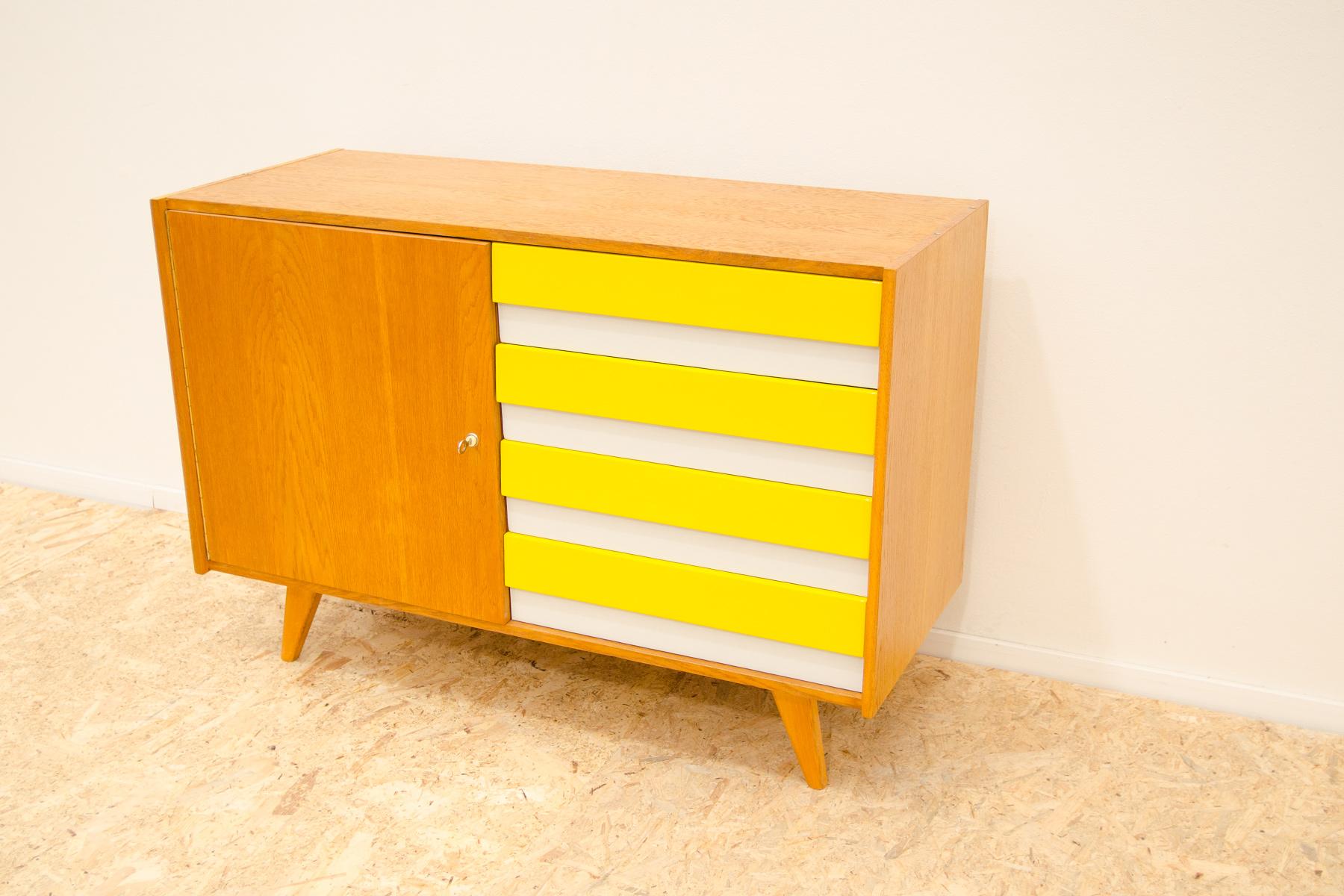 Mid century chest of drawers U-458 by Jiri Jiroutek, Czechoslovakia, 1960´s For Sale 1