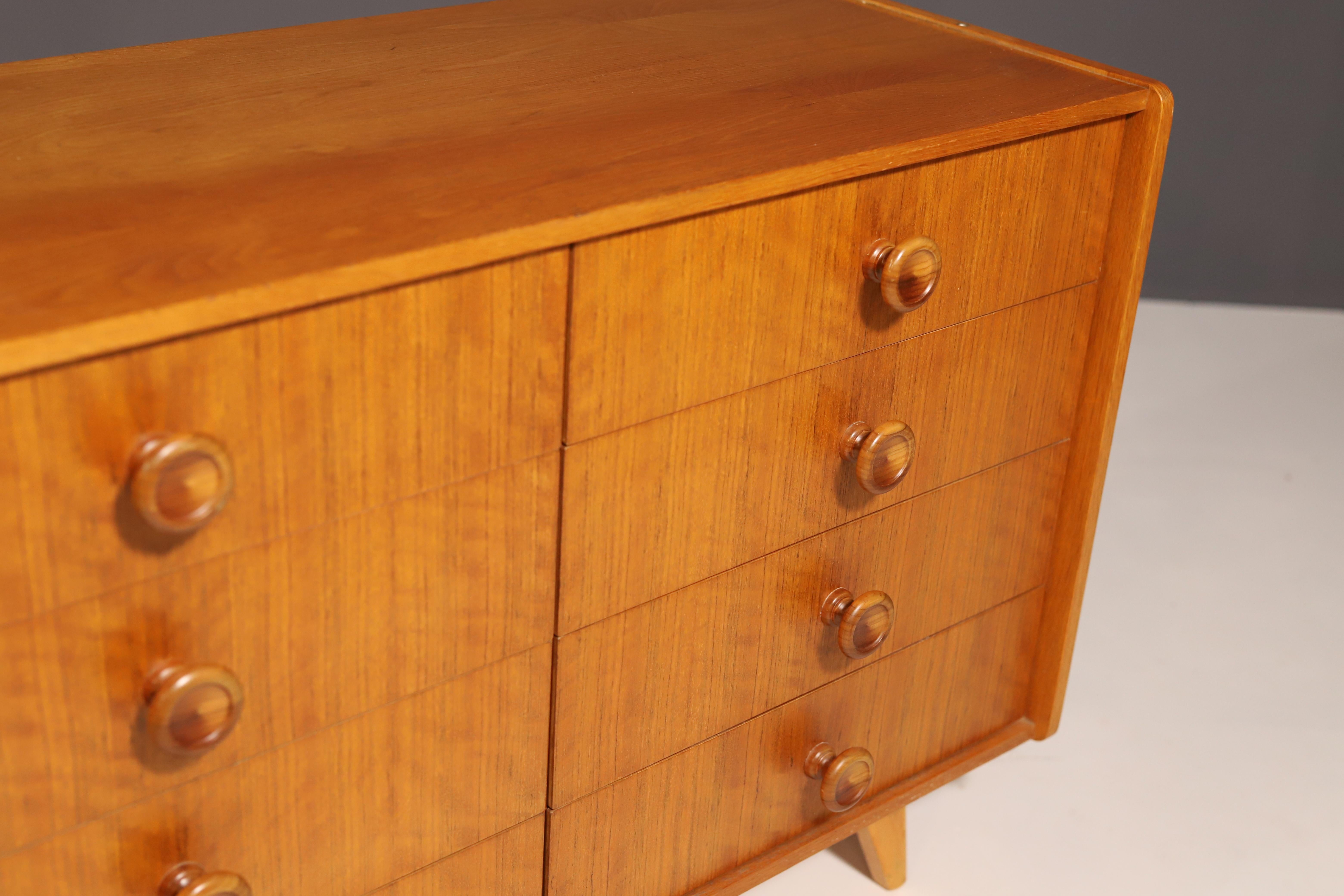 Mid century chest of drawers U458 by Jiří Jiroutek for Interiér Praha, 1960 For Sale 4