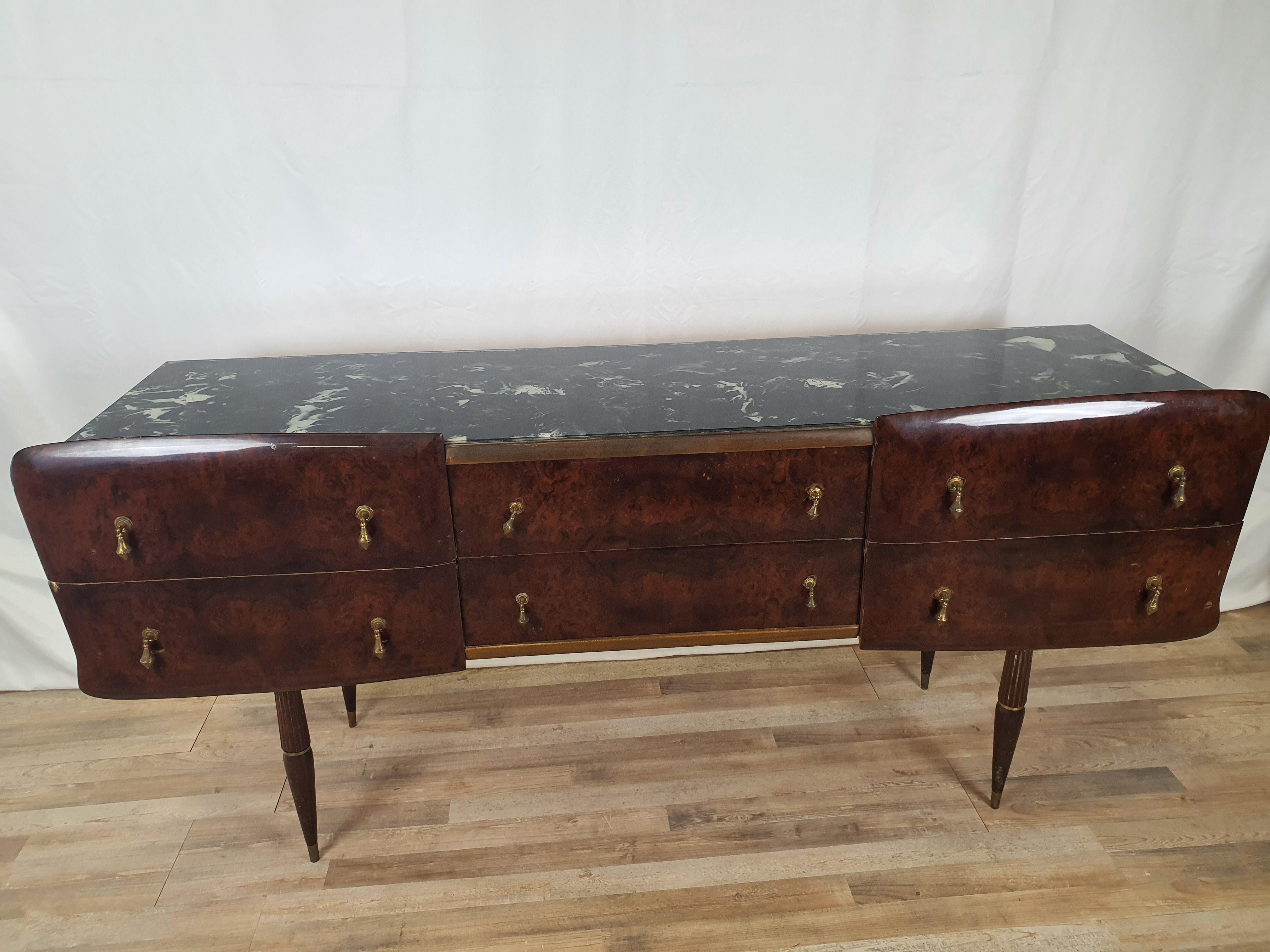 Vintage Italian-style chest of drawers with a particular glass top worked and decorated with a marbled effect.

Very elegant, it lends itself to any kind of modern or ancient environment.

Six large drawers with original brass handles.

Normal