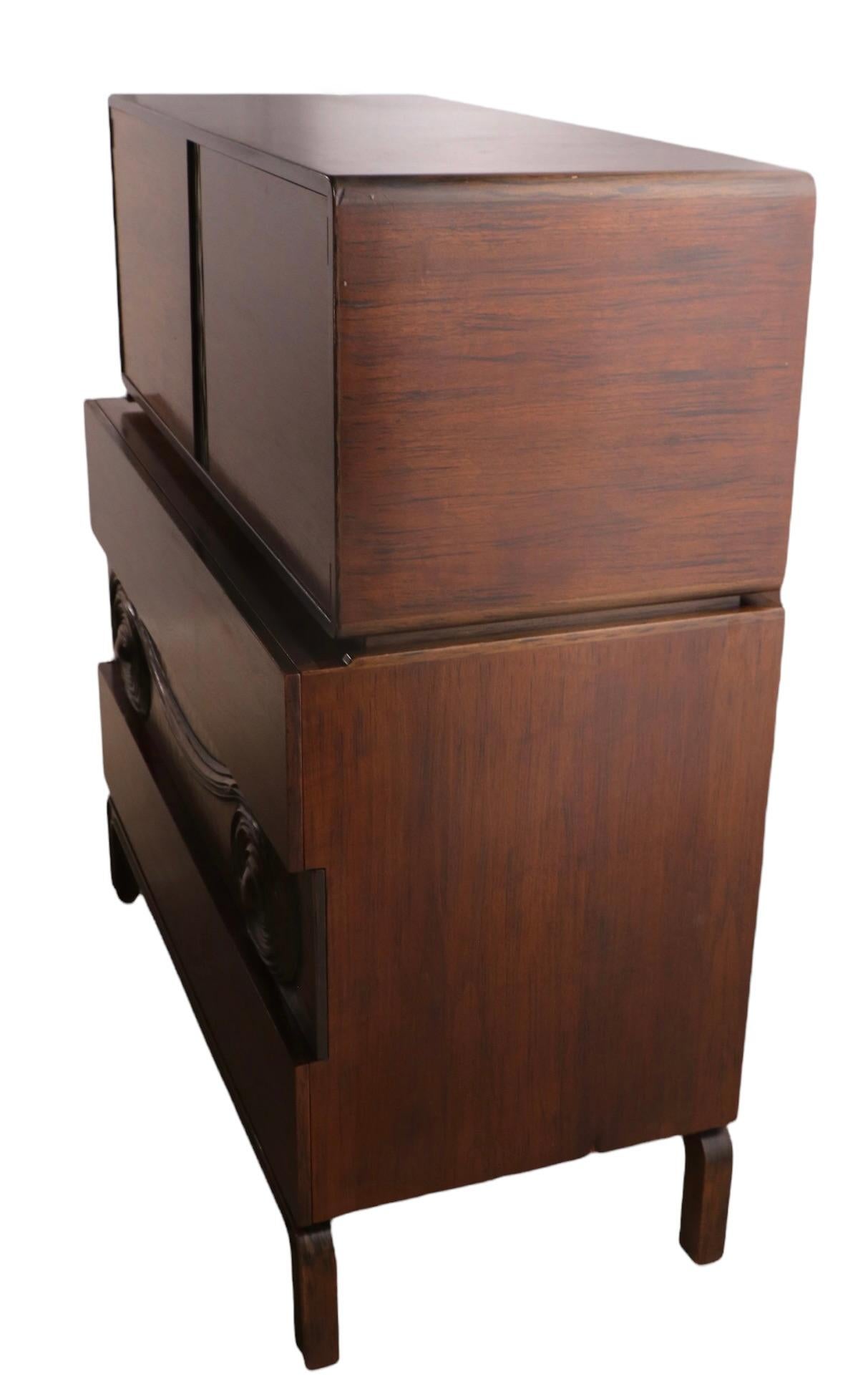 Mid Century-Kommode auf Kommode, hergestellt in Schweden, entworfen von Edmond Spence, ca. 1950er Jahre (Schwedisch) im Angebot