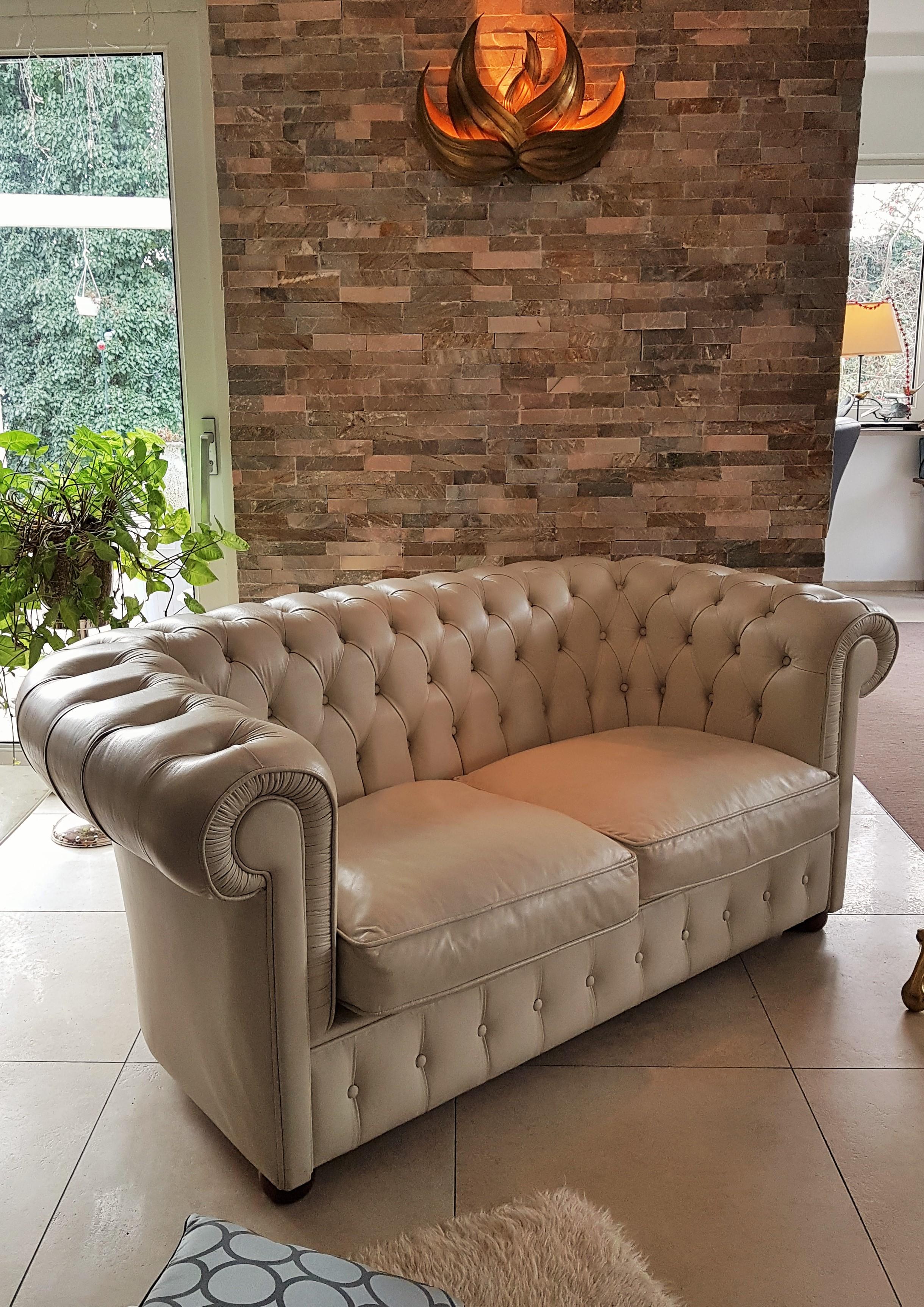 Chesterfield Sofa Loveseat aus weißem Leder aus der Mitte des Jahrhunderts 12