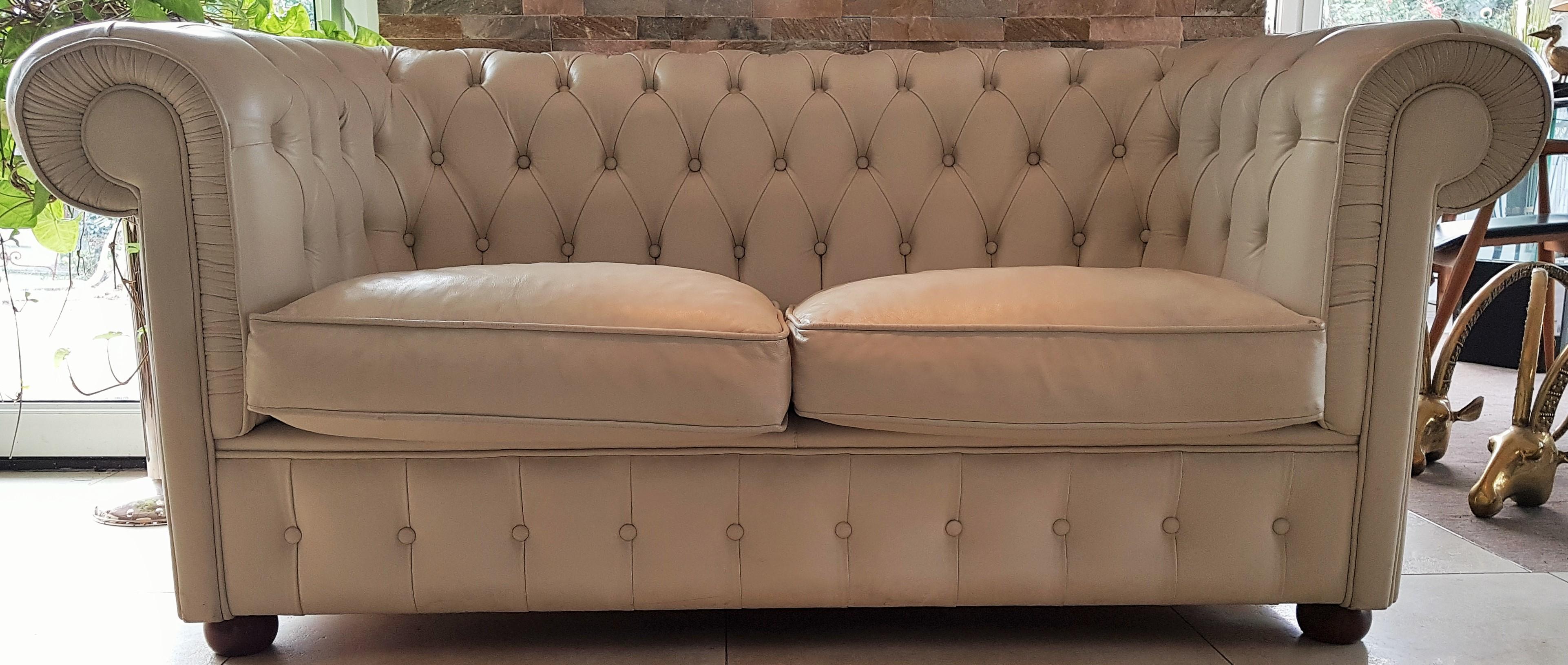 Chesterfield Sofa Loveseat aus weißem Leder aus der Mitte des Jahrhunderts 15