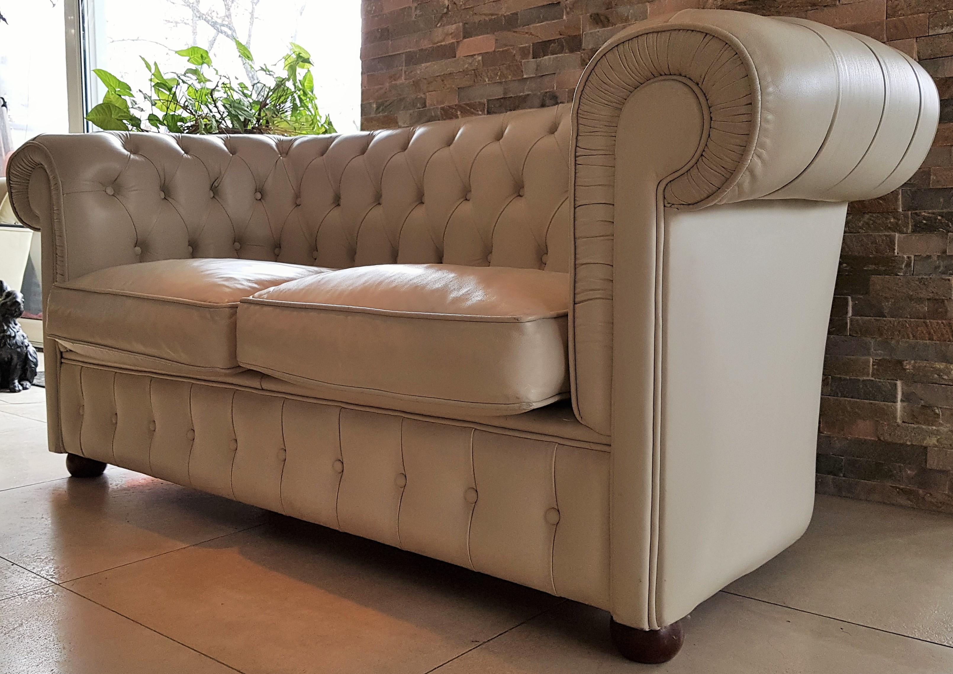 Chesterfield Sofa Loveseat aus weißem Leder aus der Mitte des Jahrhunderts im Zustand „Gut“ in Saarbruecken, DE