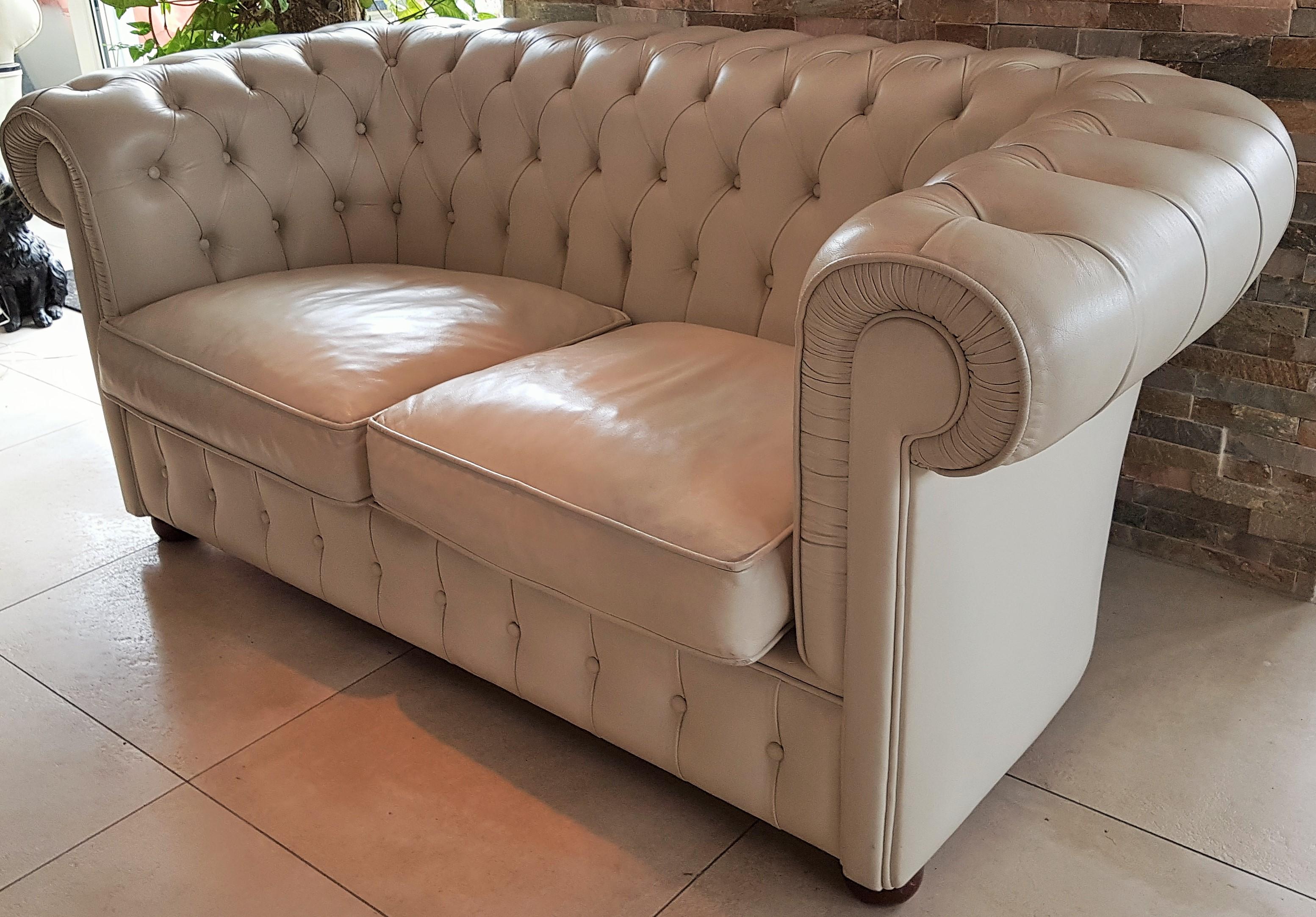 Chesterfield Sofa Loveseat aus weißem Leder aus der Mitte des Jahrhunderts (Ende des 20. Jahrhunderts)