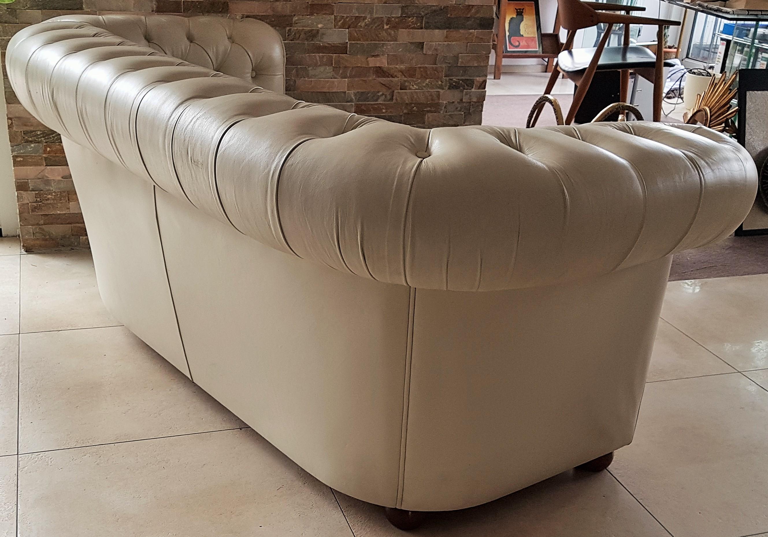 Chesterfield Sofa Loveseat aus weißem Leder aus der Mitte des Jahrhunderts 3