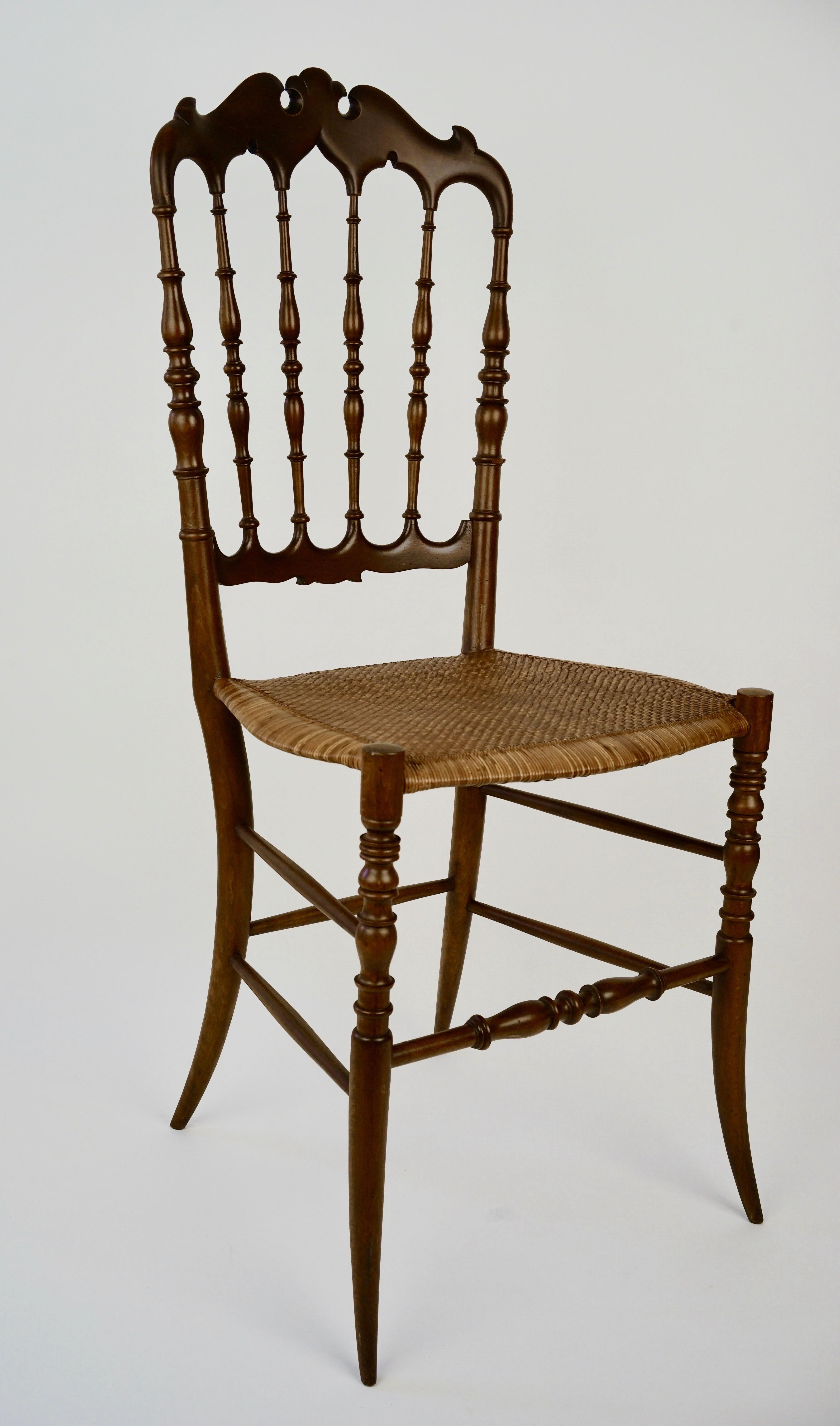 Die dekorative Version des Chiavari-Stuhls, der Parisienne aus den 1950er Jahren, ist ein moderner Klassiker.
Es ist nicht nur schön anzusehen, sondern auch ein Wunder der Technik und Raffinesse.
Er verbindet Leichtigkeit mit Robustheit in einer