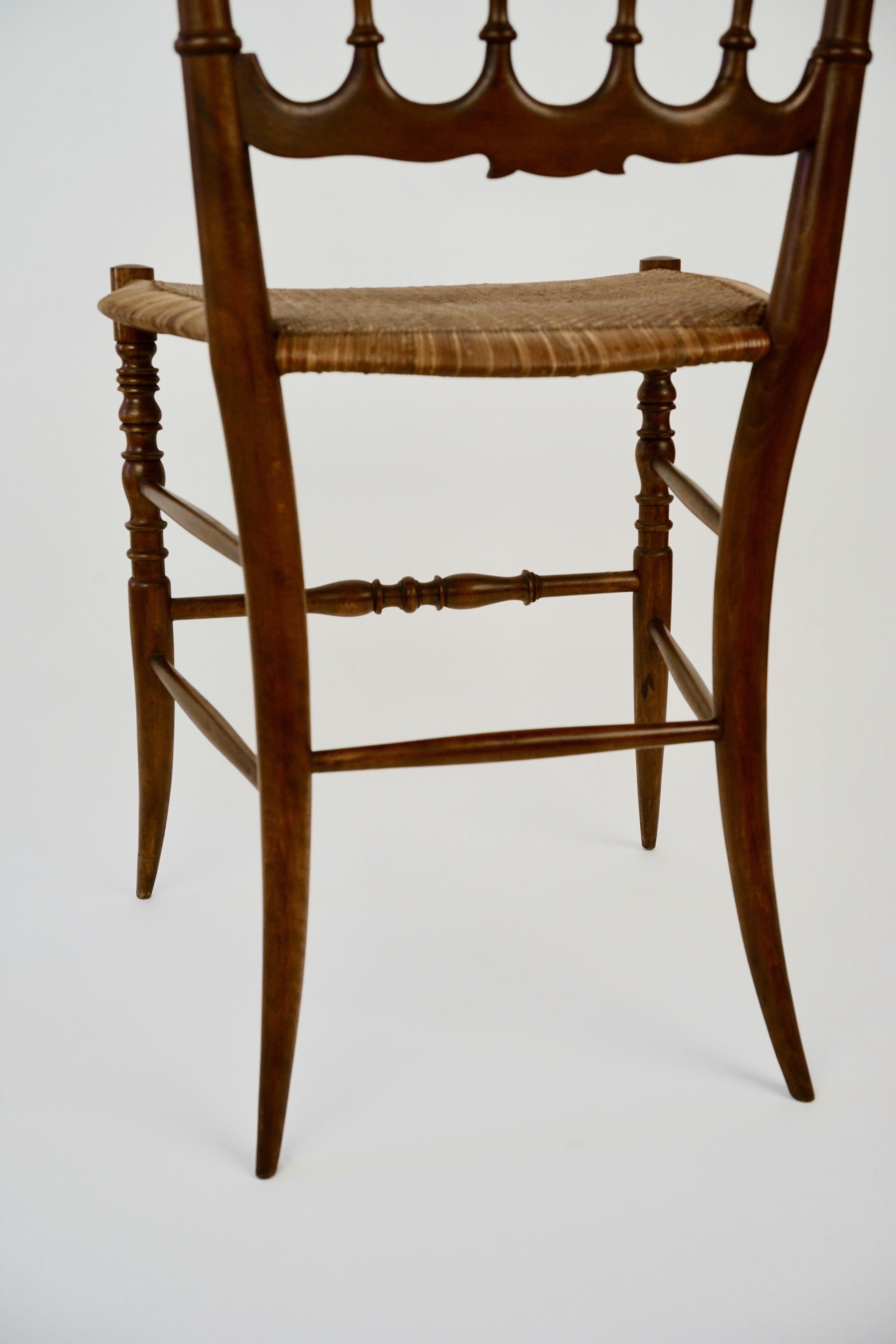 Chiavari-Stuhl aus der Mitte des Jahrhunderts, Modell Parisienne, mit Sitz aus Schilfrohr im Zustand „Gut“ im Angebot in Vienna, Austria
