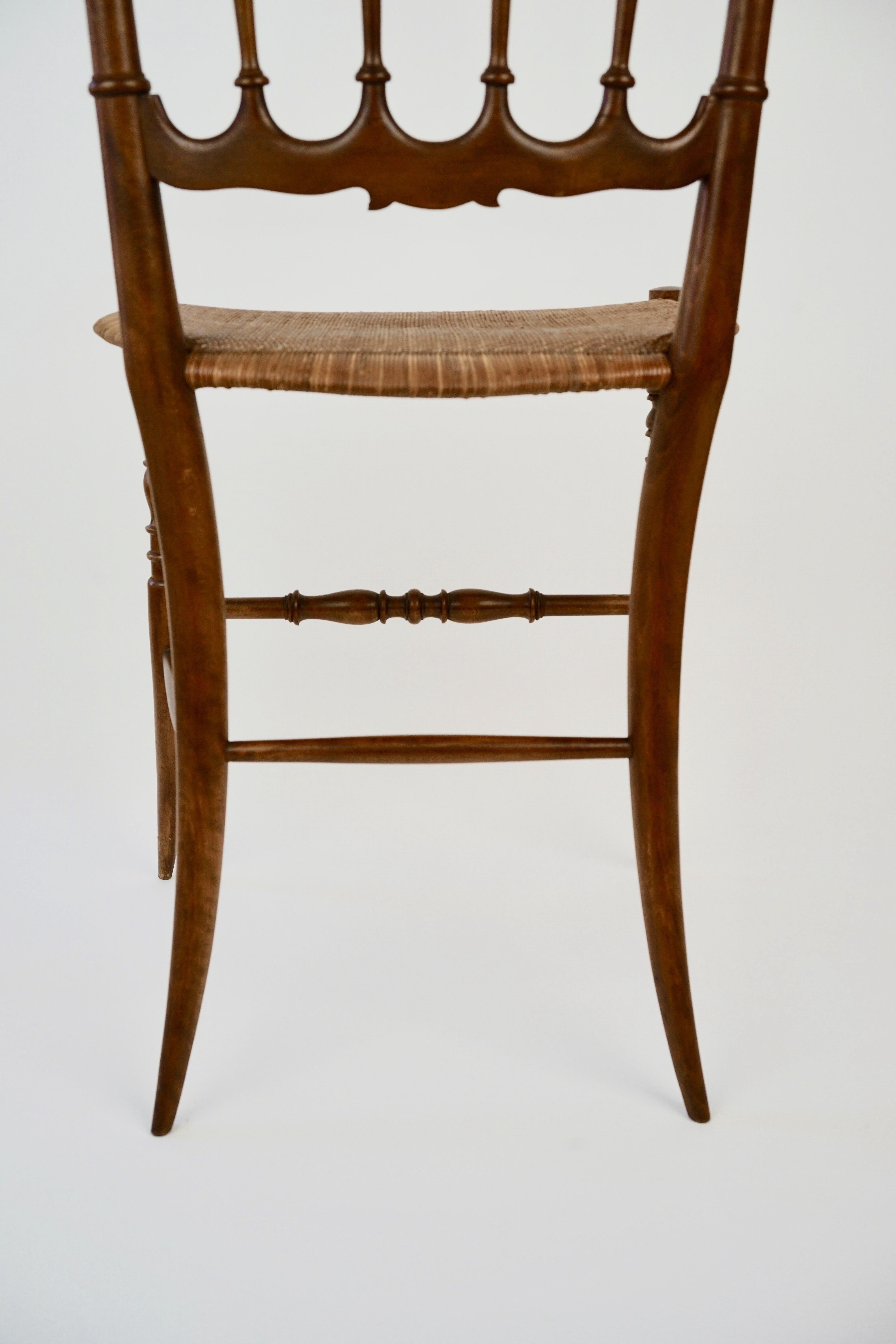 Chiavari-Stuhl aus der Mitte des Jahrhunderts, Modell Parisienne, mit Sitz aus Schilfrohr (20. Jahrhundert) im Angebot