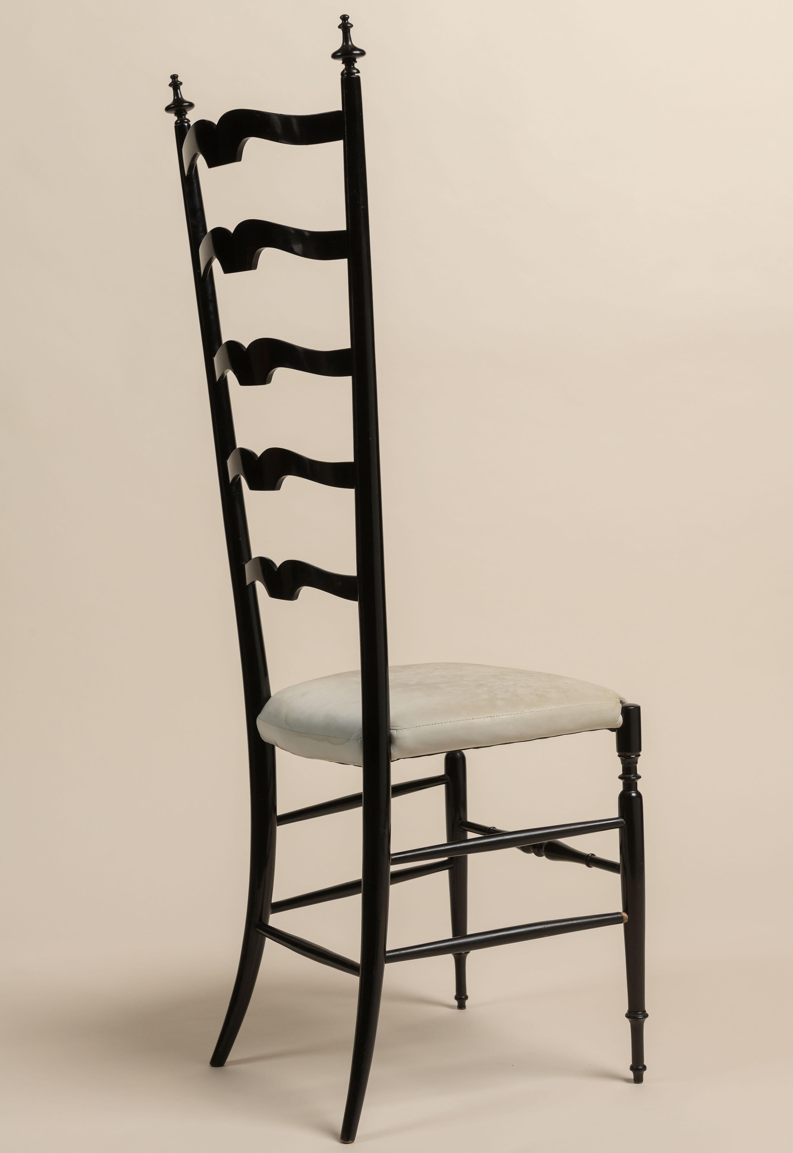 Cette élégante chaise à dossier en échelle de style moderne du milieu du siècle est fabriquée en bois dur ébonisé et présente une silhouette gracieusement effilée avec quatre lattes de dossier sculpturales. Attribué à la ville italienne de Chiavari,