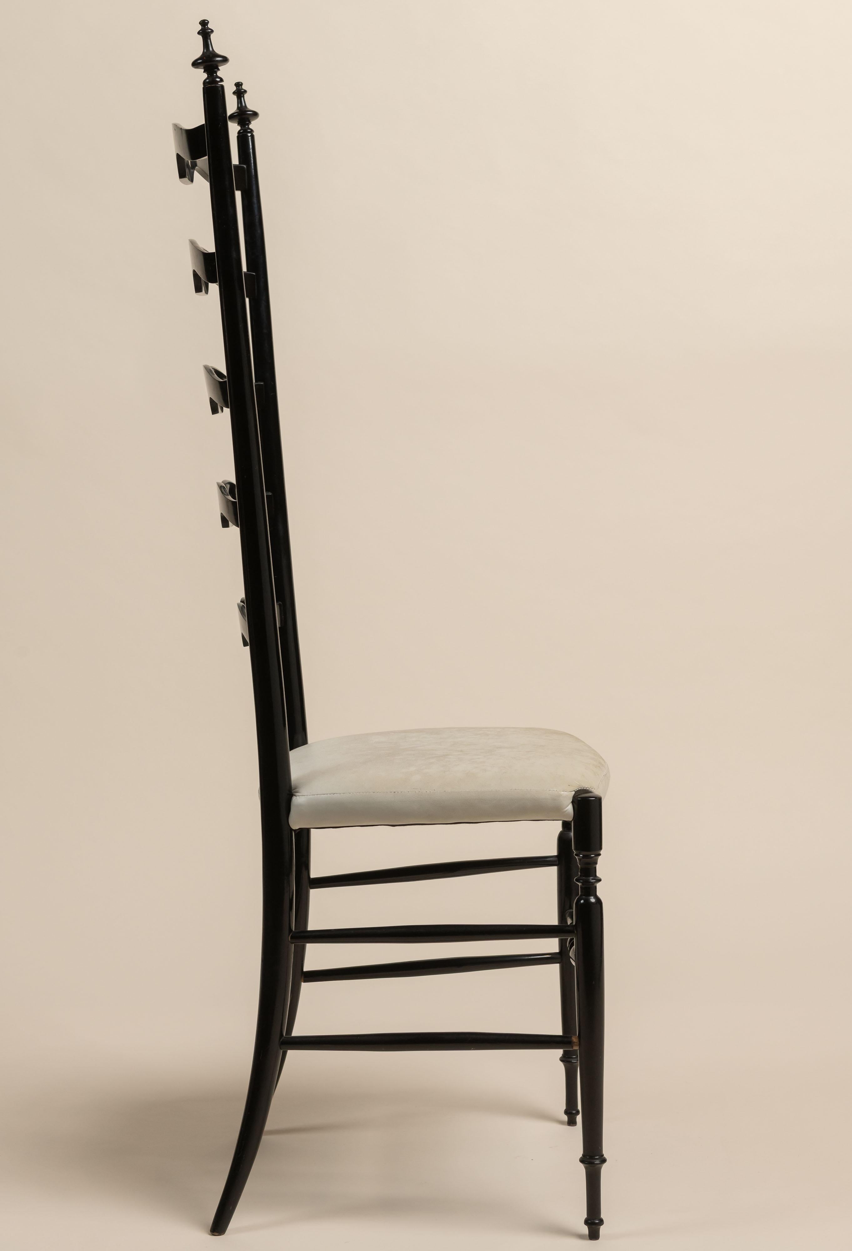 Mid-Century Modern Chaise Chiavari à dossier en bois ébonisé et assise en cuir du milieu du siècle, Italie en vente