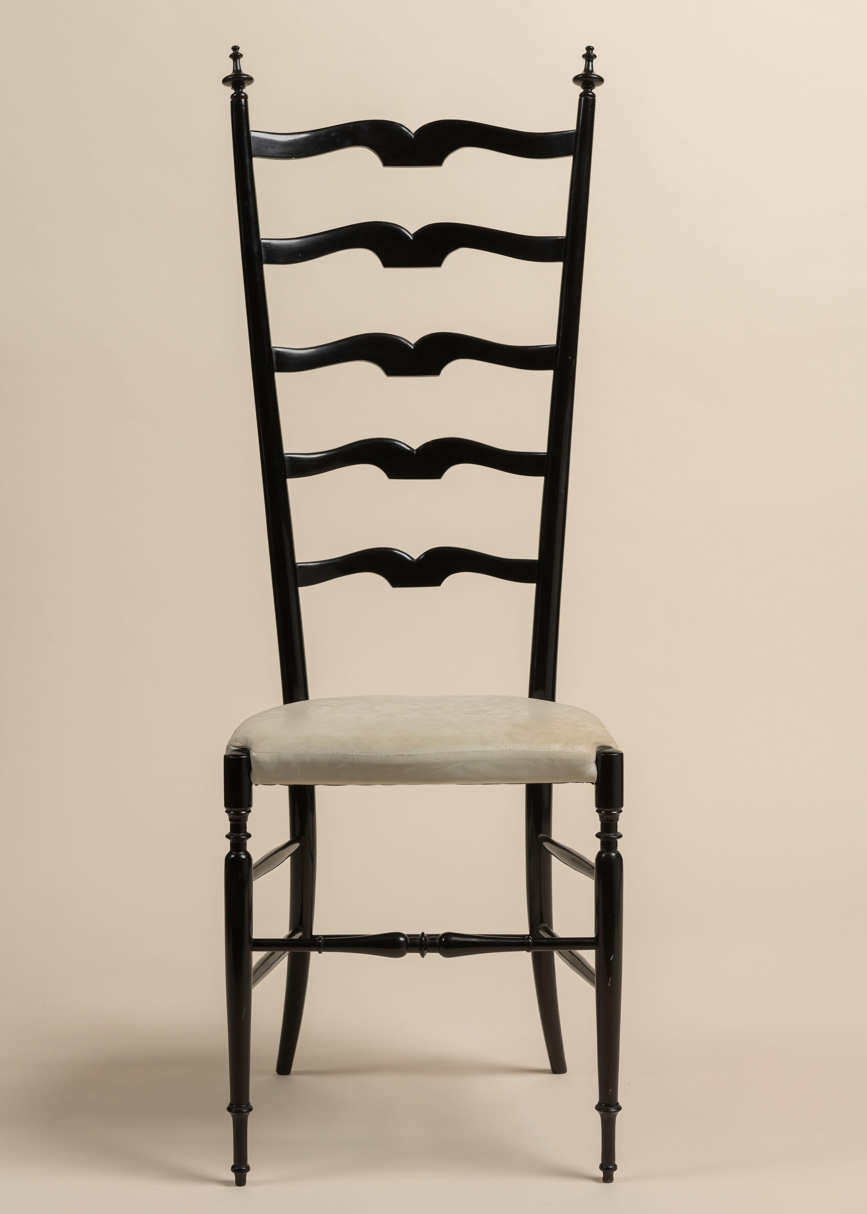 italien Chaise Chiavari à dossier en bois ébonisé et assise en cuir du milieu du siècle, Italie en vente